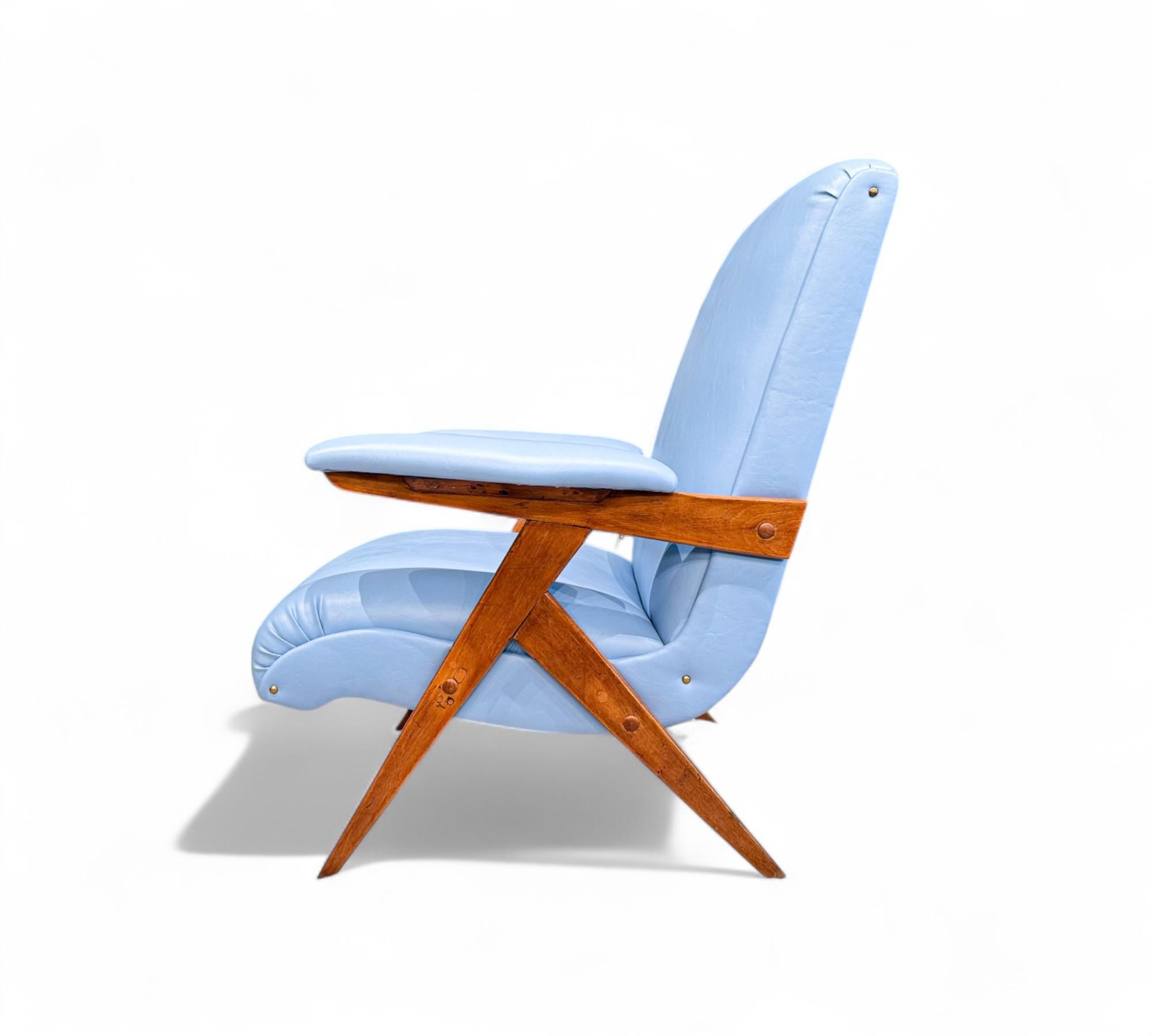 Available right now, this Brazilian Modern armchair in wood & faux leather by Jose Zanine Caldas, in the fifties decade is gorgeous!

The Z armchair, crafted from solid ivory wood or 