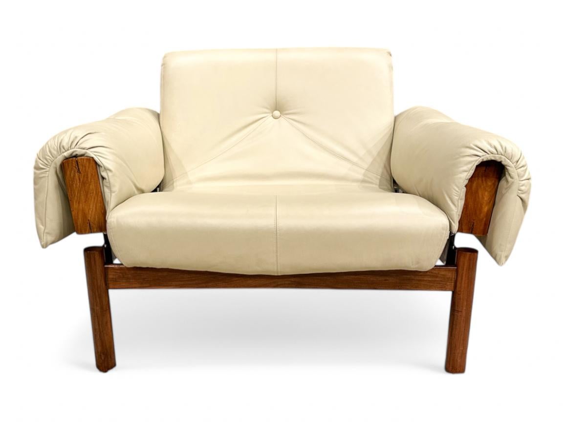Available today, the MP-13 armchair, designed by Percival Lafer in Hardwood and Beige Italian leather, 1960s is nothing less than fabulous! 

The super comfy armchair feature a Brazilian rosewood (known as Jacaranda) base with four legs. The