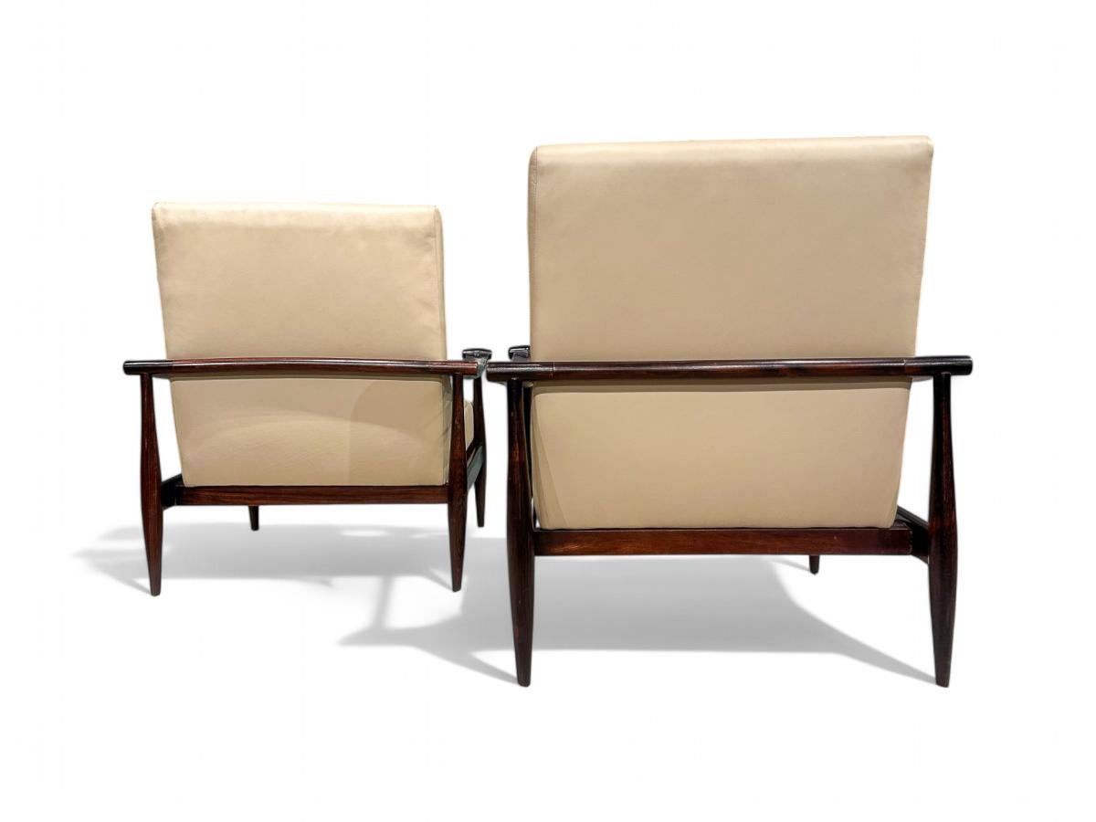 Poltrona moderna brasiliana in legno duro e pelle beige, Liceu de Artes, anni '60 in vendita 3