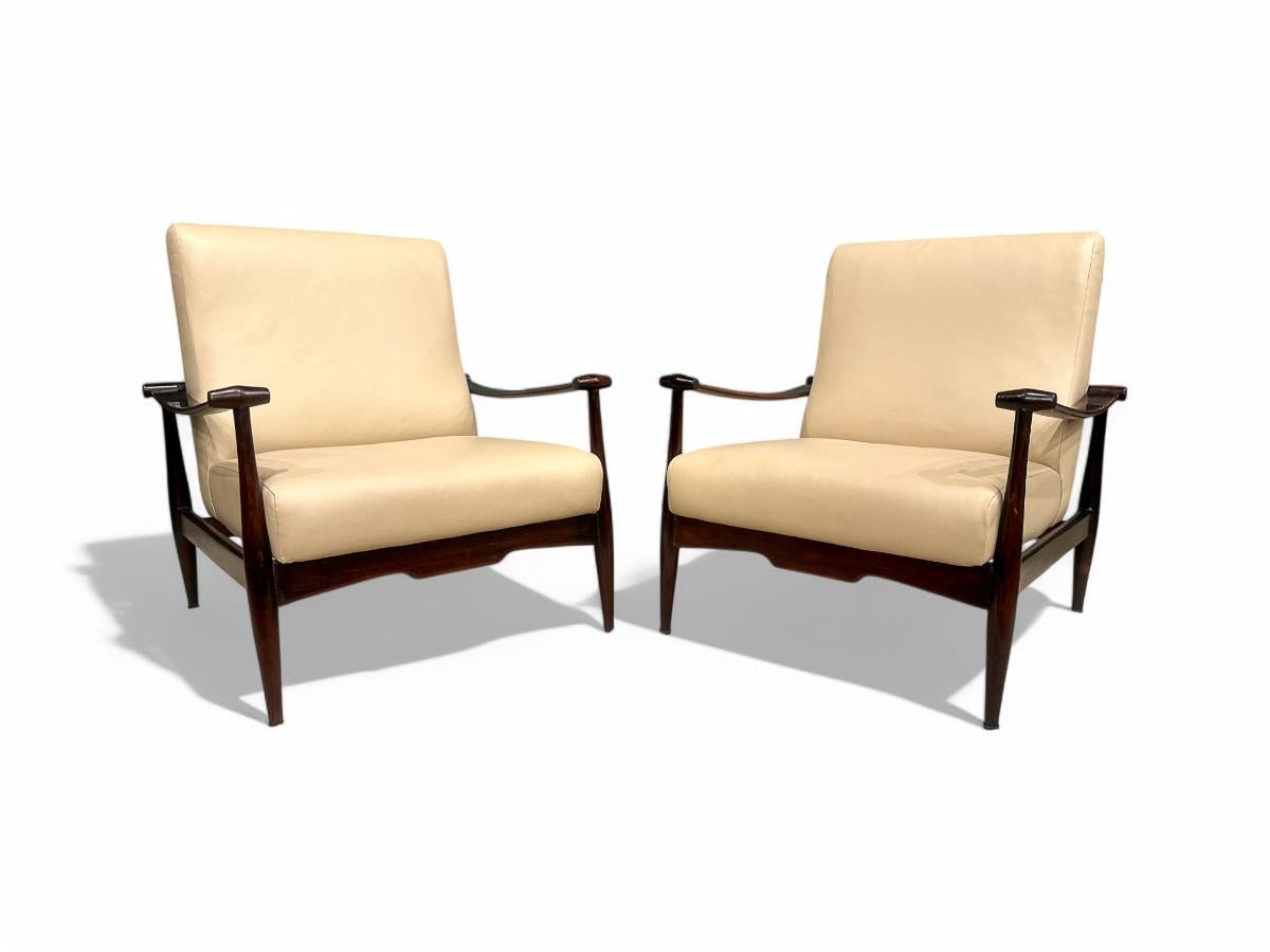 Disponibile oggi, questo set di poltrone Mid-Century Modern in legno massiccio e pelle beige, unico nel suo genere, progettato da Liceu de Artes e Oficios negli anni '60, è a dir poco spettacolare.

Le delicate poltrone sono realizzate in