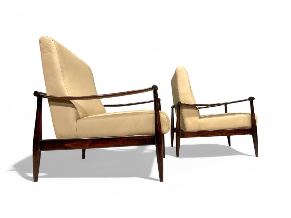 Brasiliano Poltrona moderna brasiliana in legno duro e pelle beige, Liceu de Artes, anni '60 in vendita