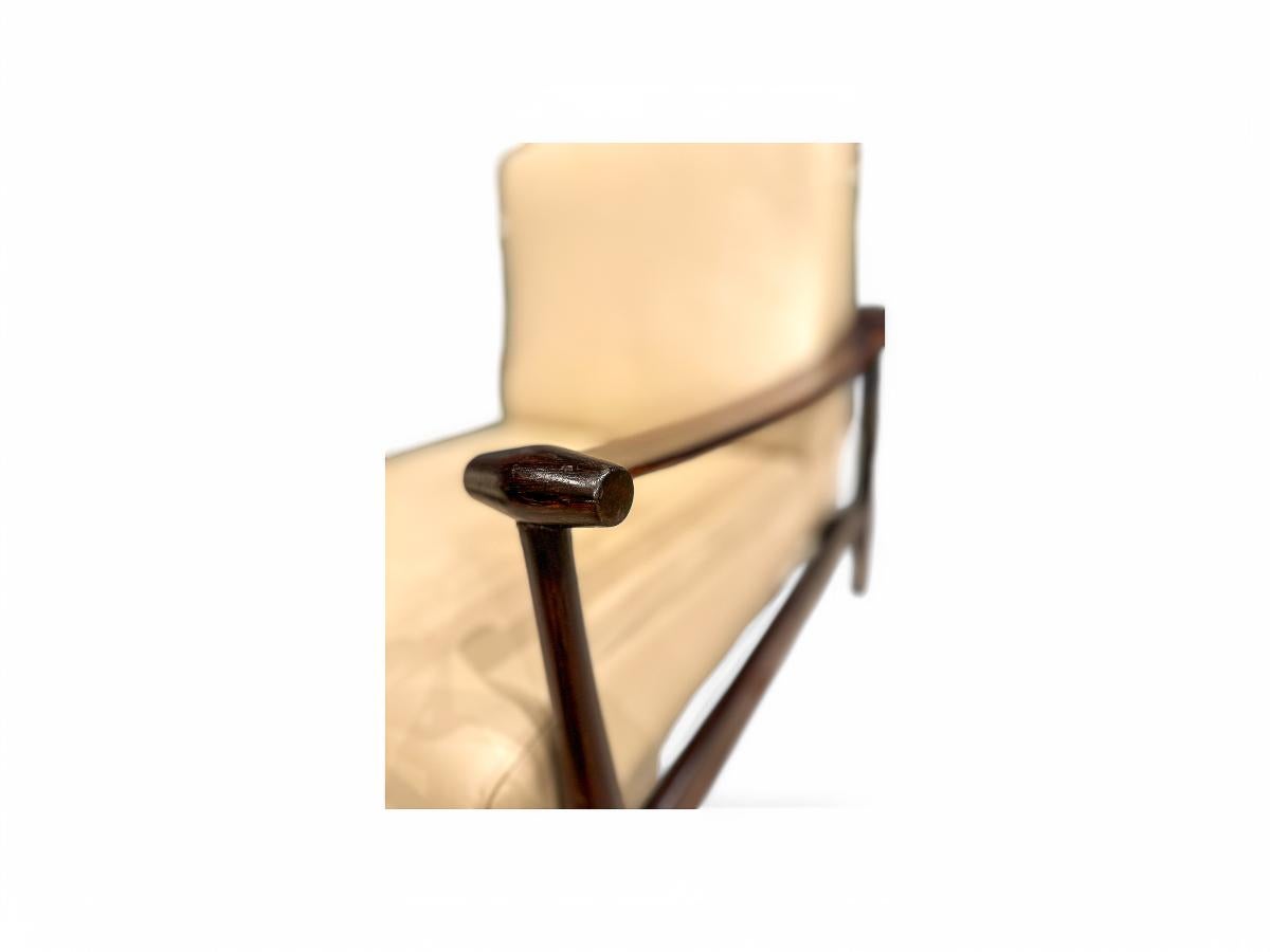 Poltrona moderna brasiliana in legno duro e pelle beige, Liceu de Artes, anni '60 In condizioni buone in vendita a New York, NY