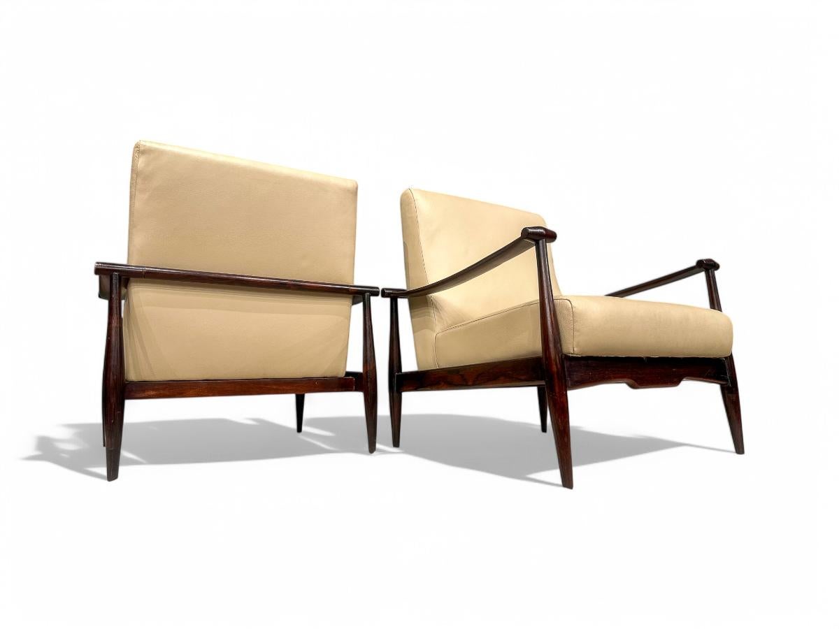 Pelle Poltrona moderna brasiliana in legno duro e pelle beige, Liceu de Artes, anni '60 in vendita
