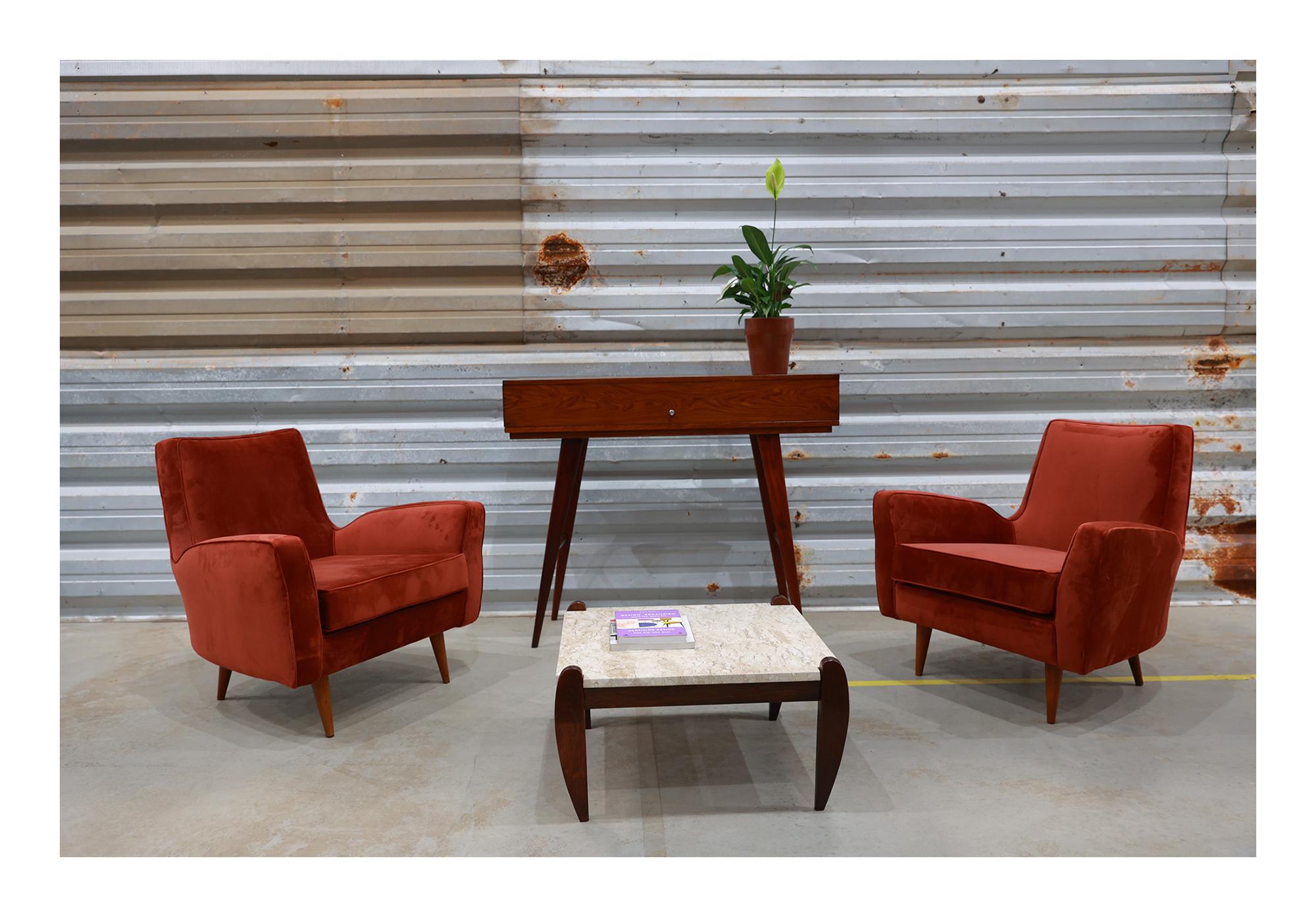 Dieses Sesselpaar wurde in den 1950er Jahren von Forma (einer Firma von Carlo Hauner und Martin Eisler) entworfen. Dieses Design war bei den städtischen Eliten von Sao Paulo und Rio de Janeiro sehr beliebt, um ihre Wohnungen einzurichten. Die