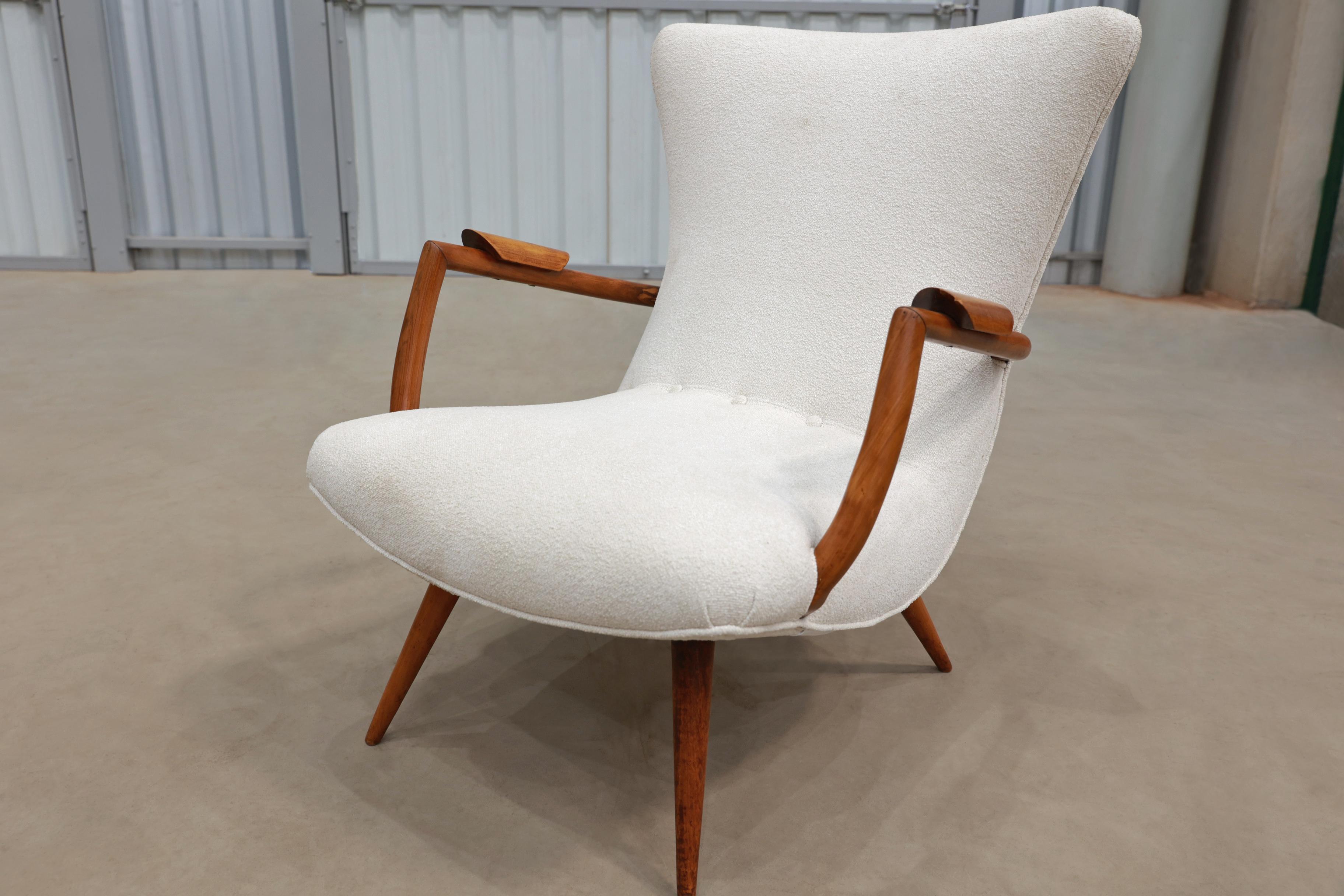 Brazilian Modern Armchair in Hardwood and Boucle, Giuseppe Scapinelli, c. 1950  For Sale 1