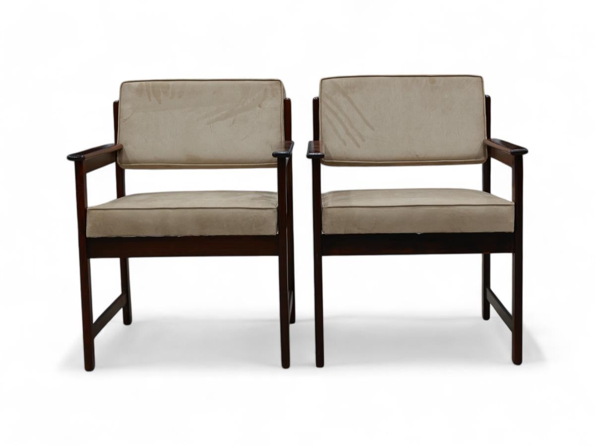 Available now, these Brazilian Modern armchairs in hardwood & beige ultra suede  by Jorge Jabour are gorgeous!

These gems were designed by Jorge Jabour Mauad and executed by Cantù Móveis e Interiores Ltda. in the 1960s. The structure looks like a