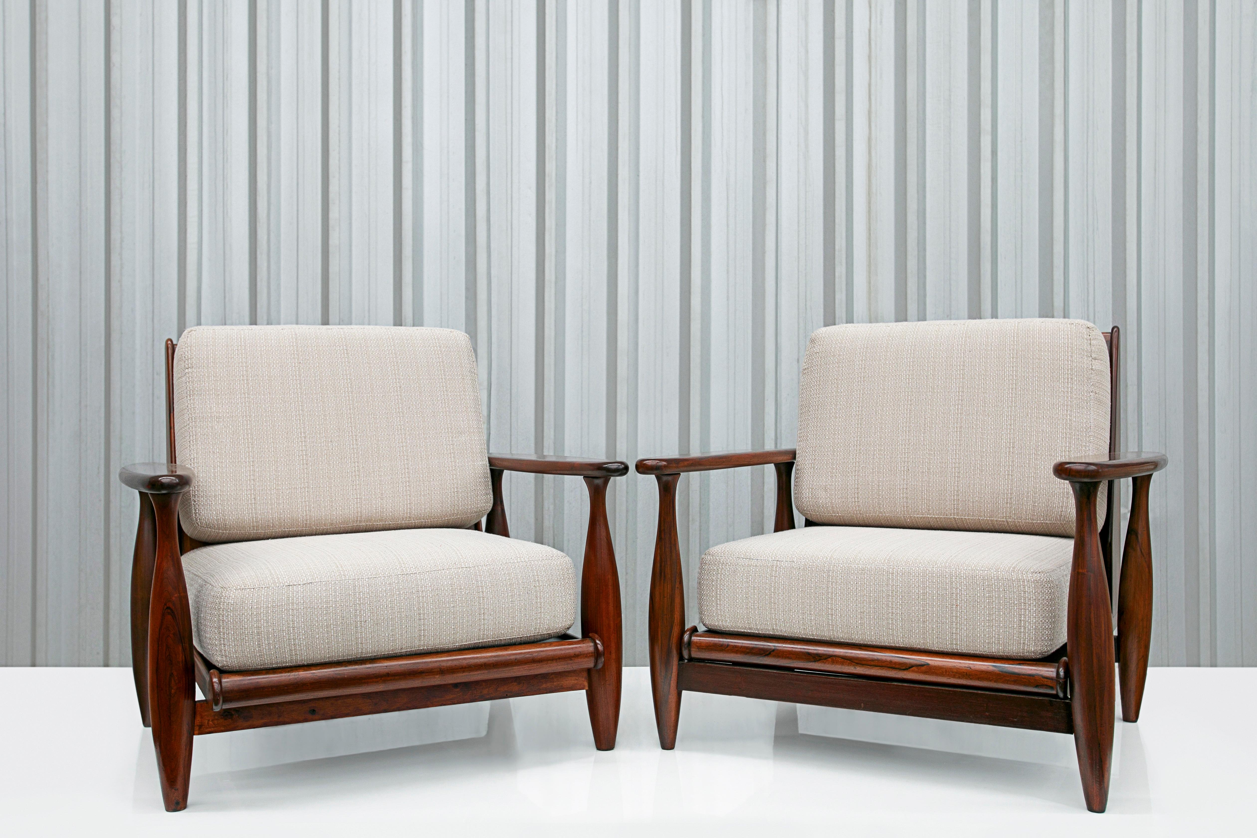 Available today, this spectacular Mid-Century Modern armchair set in hardwood & beige cotton fabric designed by Liceu de Artes e Oficios, in the sixties, is nothing less than spectacular.

These impressive armchairs are made in Brazilian Rosewood,