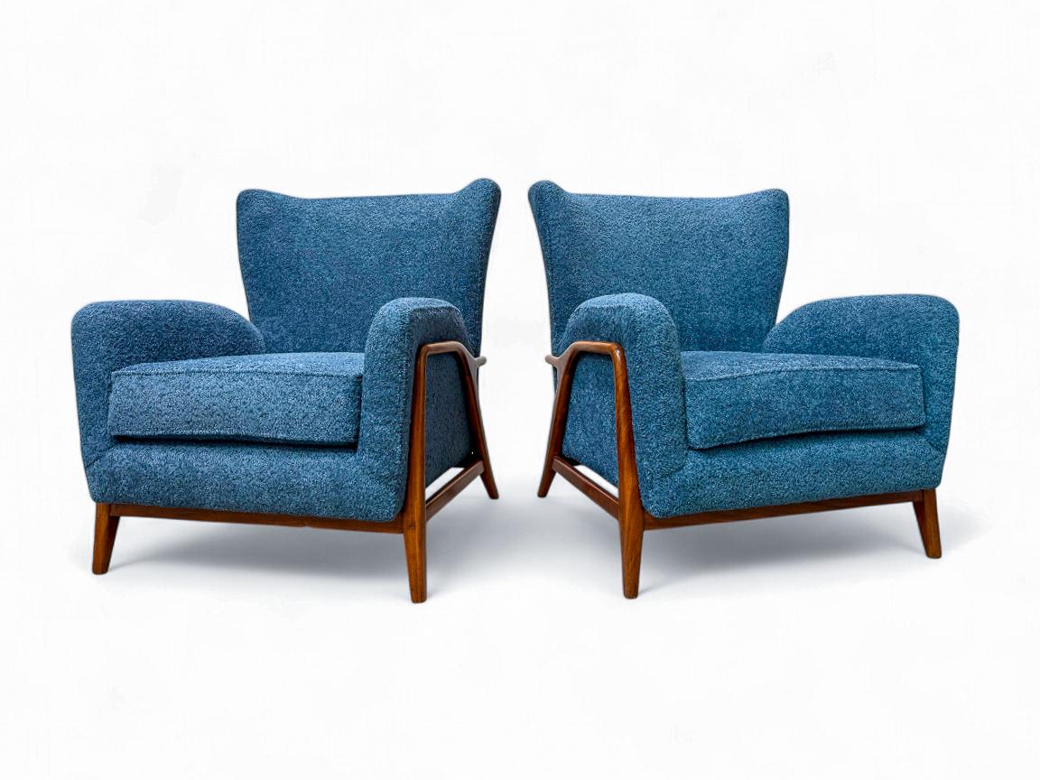 Disponibile da oggi, questa coppia di poltrone di Giuseppe Scapinelli è a dir poco stupenda!

Questo eccezionale set di poltrone è realizzato in legno duro di Caviuna e rivestito in un morbidissimo bouclé azzurro. Le aste di legno sorreggono