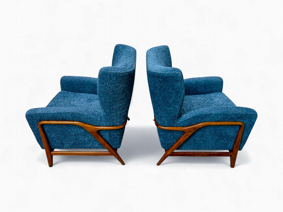 Legno massiccio Poltrone moderne brasiliane in legno duro e bouclé, Giuseppe Scapinelli, 1950 ca. in vendita
