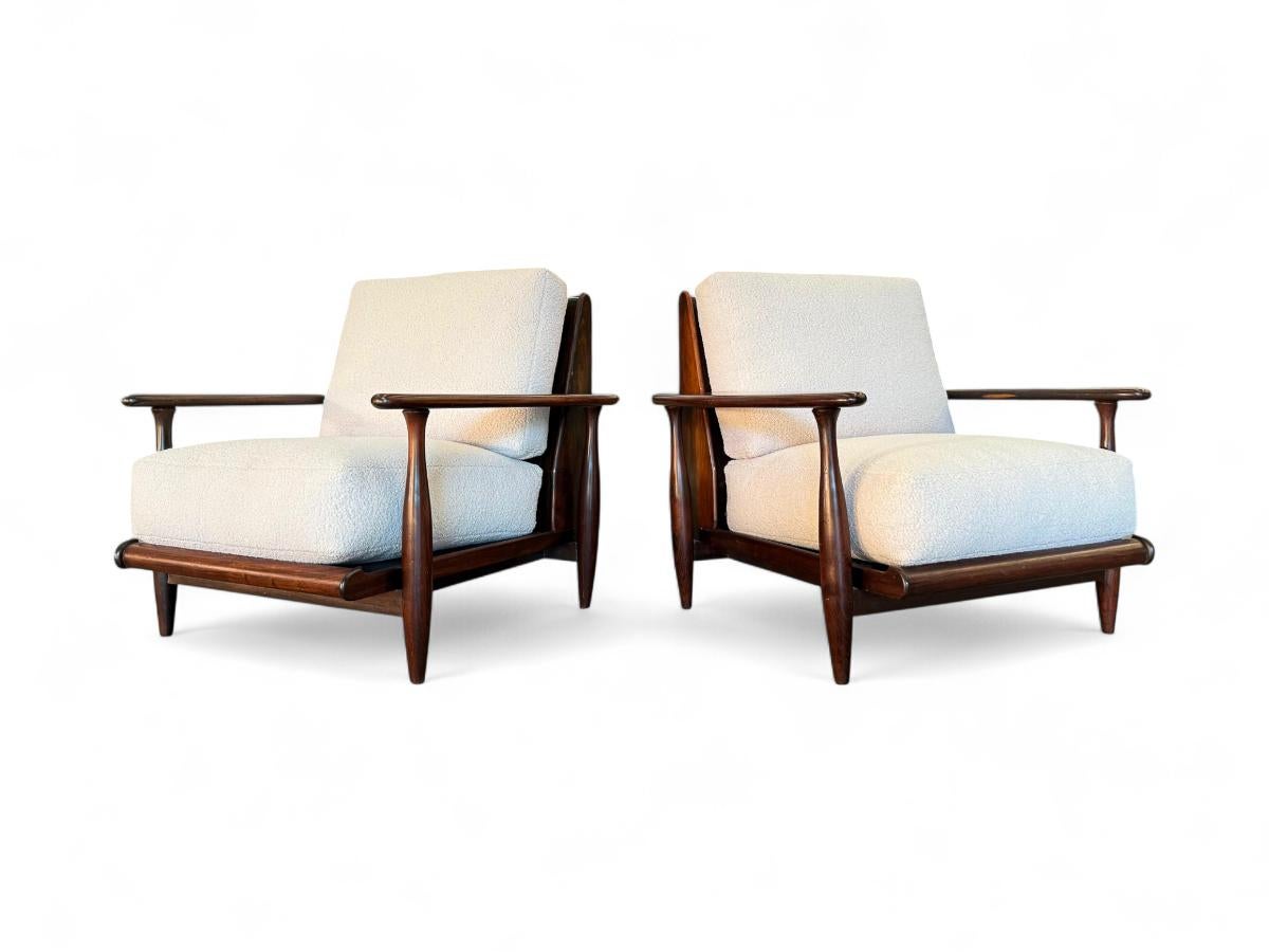 Available today, this beautiful armchairs designed by Liceu de Artes in the 1960s are nothing less than spectacular!

These impressive armchairs are crafted from Brazilian rosewood, also known as jacaranda, and have been reupholstered in super soft