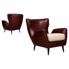 Poltrone moderne brasiliane in legno massello, pelle bordeaux e bouclé, Carlo Hauner
