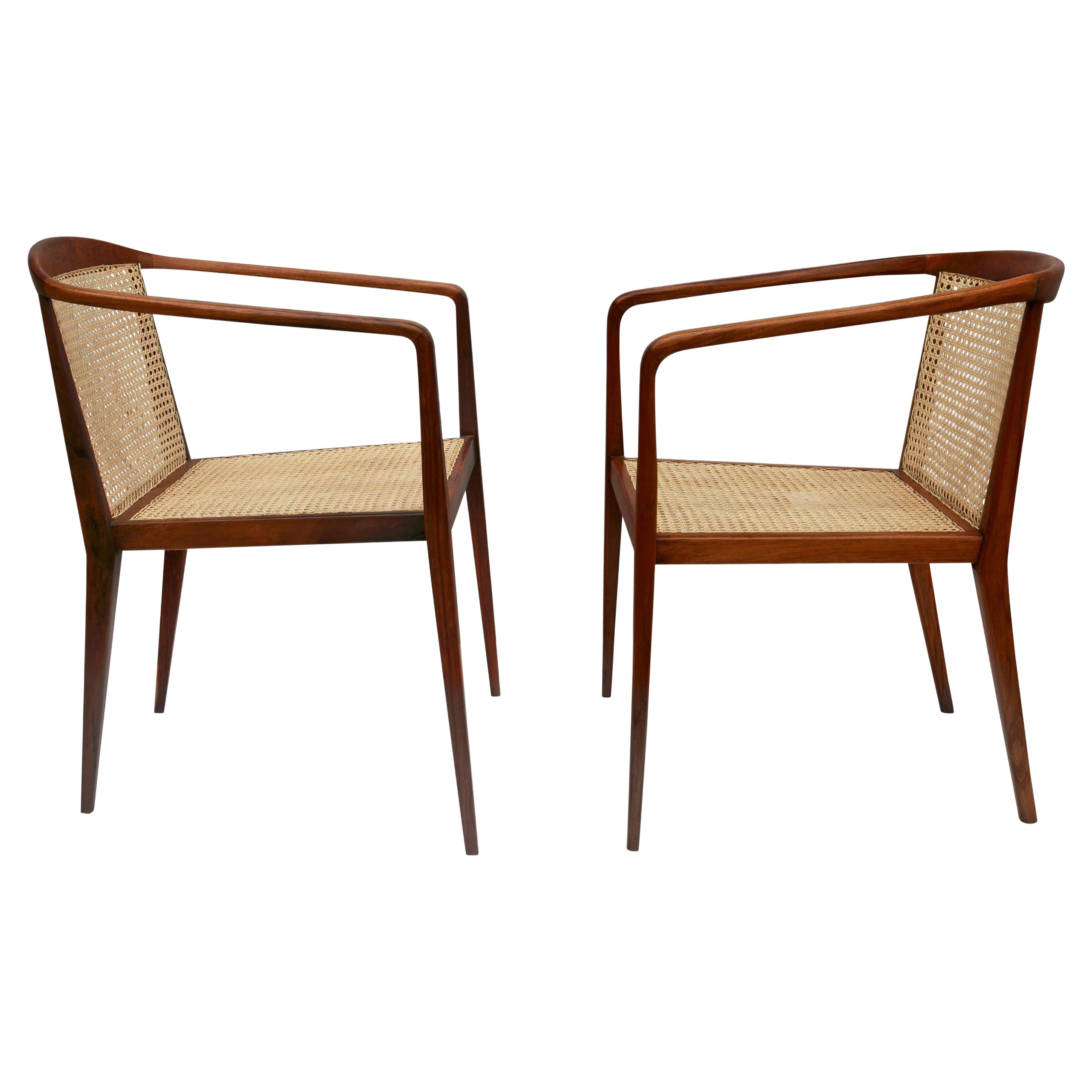 Disponibles hoy, estos fabulosos sillones modernos brasileños de madera dura y caña diseñados por John Graz en los años cincuenta son EL ENCONTRADO del año.

El delicado conjunto está hecho de madera de Caviuna, y consta de cuatro patas de palillo,