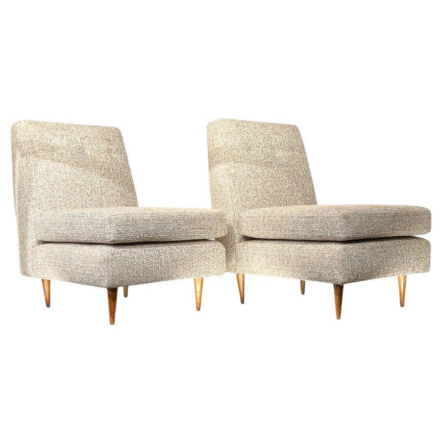 Disponibles dès maintenant, ces fauteuils en bois dur et chenille de Joaquim Tenreiro sont magnifiques !

Ces élégants fauteuils bas se composent d'une structure en bois dur avec des coussins libres retapissés. Outre les petites marques du temps, la