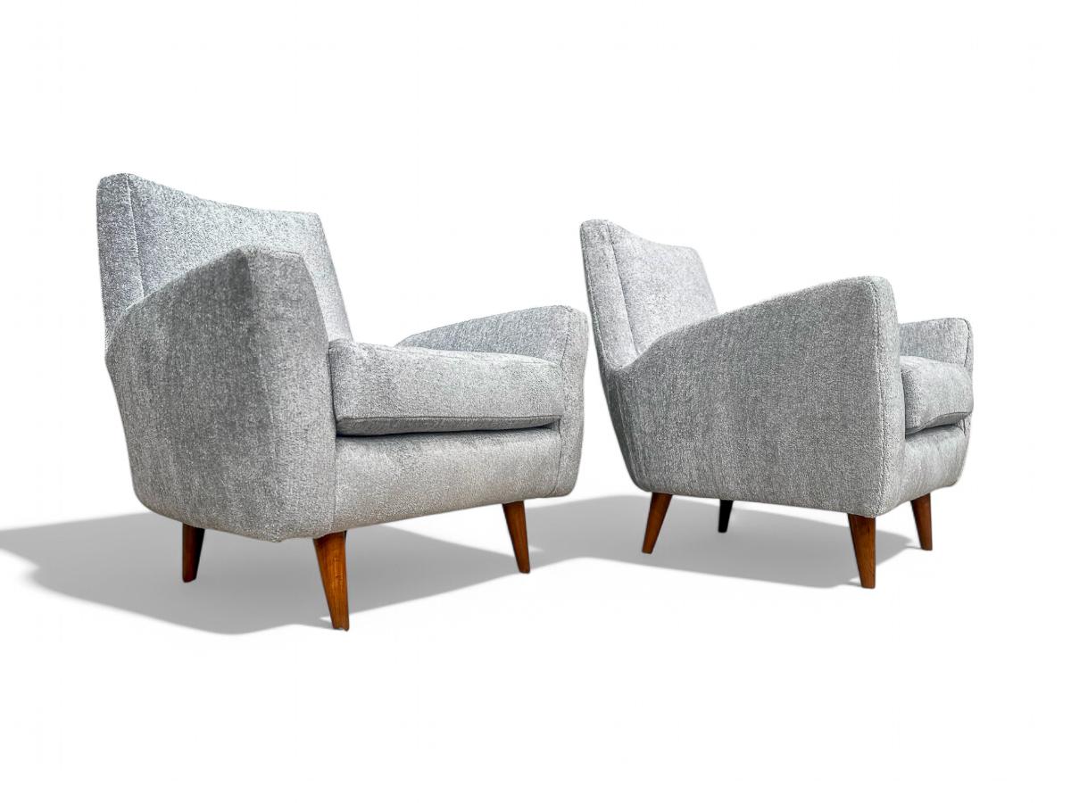 Disponibles aujourd'hui, ces fauteuils modernes brésiliens en bois dur conçus par Giuseppe Scapinelli dans les années 1950 ne sont rien de moins que magnifiques !

Ces fauteuils illustrent le style caractéristique de Scapinelli, caractérisé par des