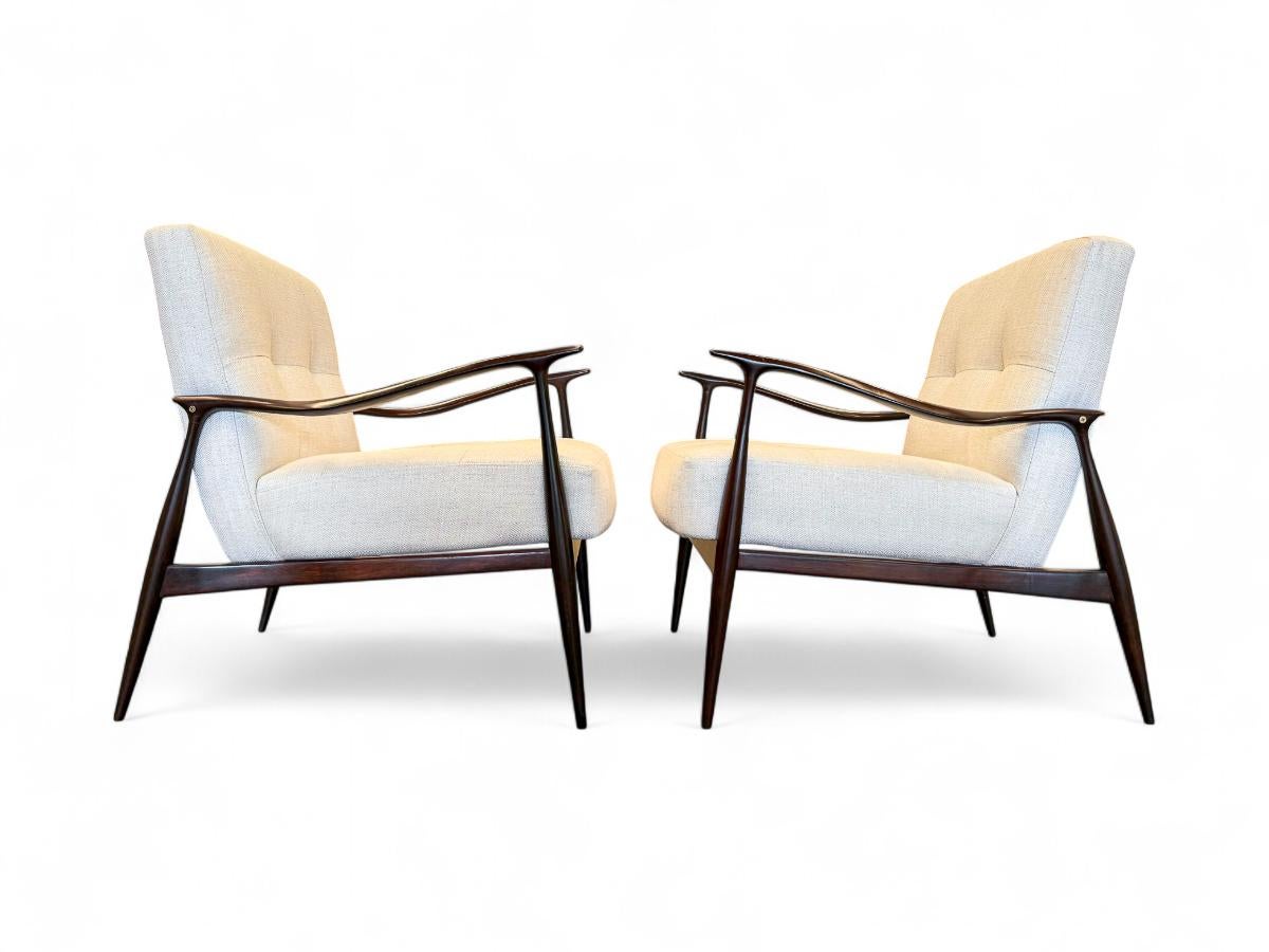 Ces fauteuils sculpturaux sont fabriqués en bois de rose brésilien, également connu sous le nom de Jacaranda, et retapissés en chenille blanc cassé. Le travail du bois est spectaculaire et peut être vu dans toute la pièce, mais surtout dans les bras