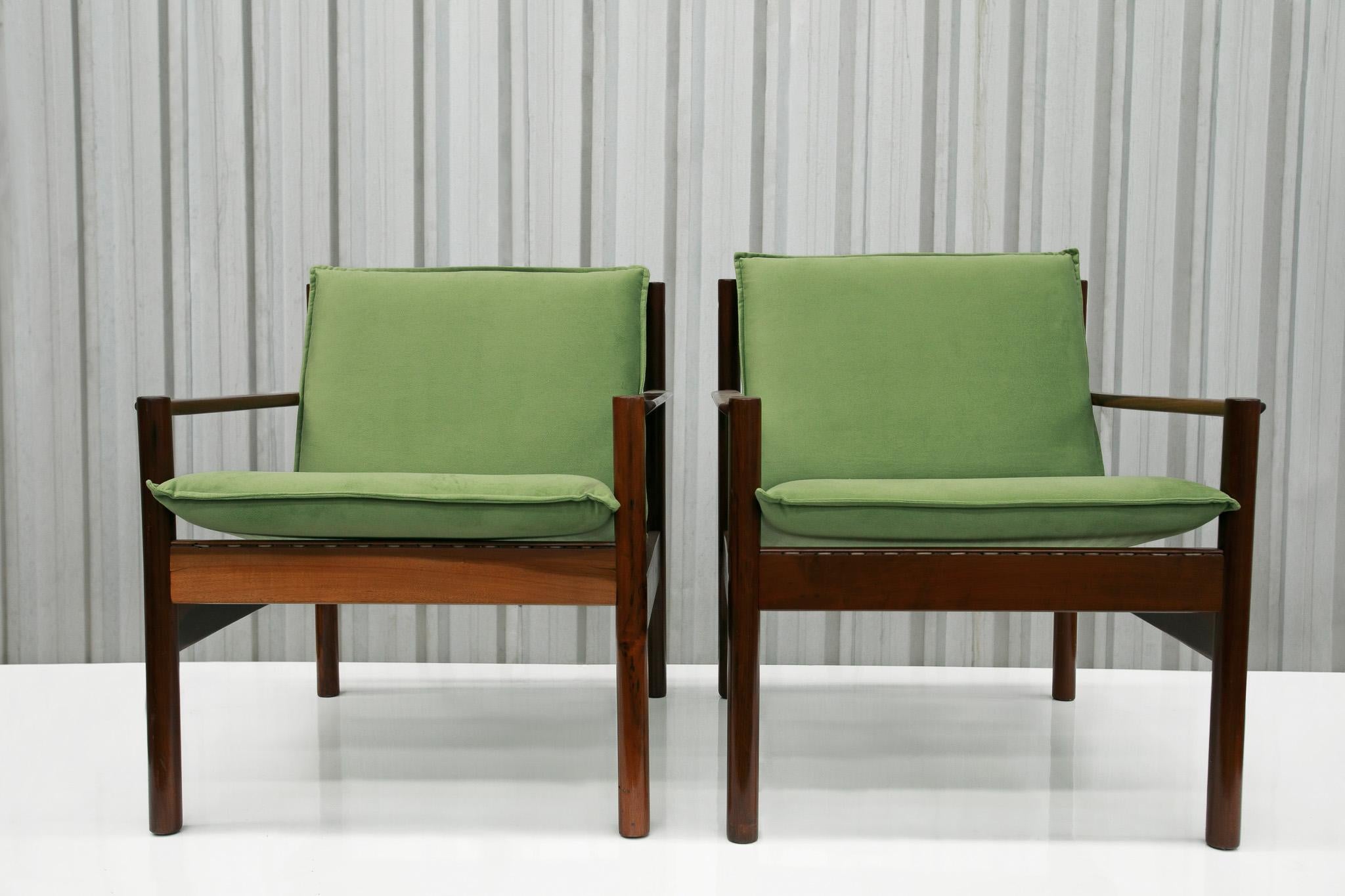 Diese modernen brasilianischen Sessel aus Hartholz und Stoff, entworfen von Michel Arnoult in den 1960er Jahren, sind nichts weniger als spektakulär!

Sie wurden in den 1960er Jahren entworfen und tragen den Namen 