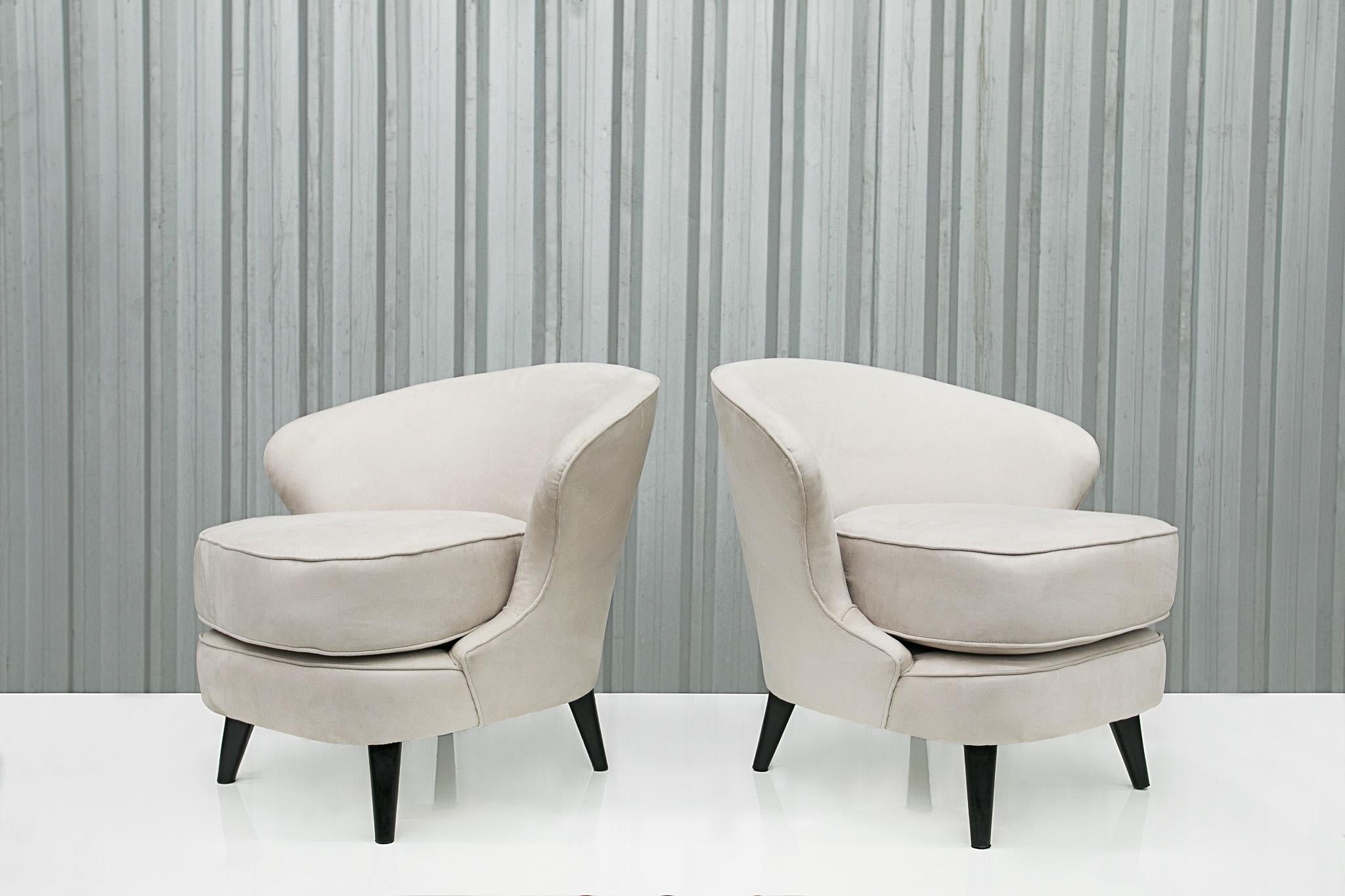 Moderne brasilianische Sessel aus Hartholz und grauem Samt von Joaquim Tenreiro, Brasilien (Moderne der Mitte des Jahrhunderts) im Angebot