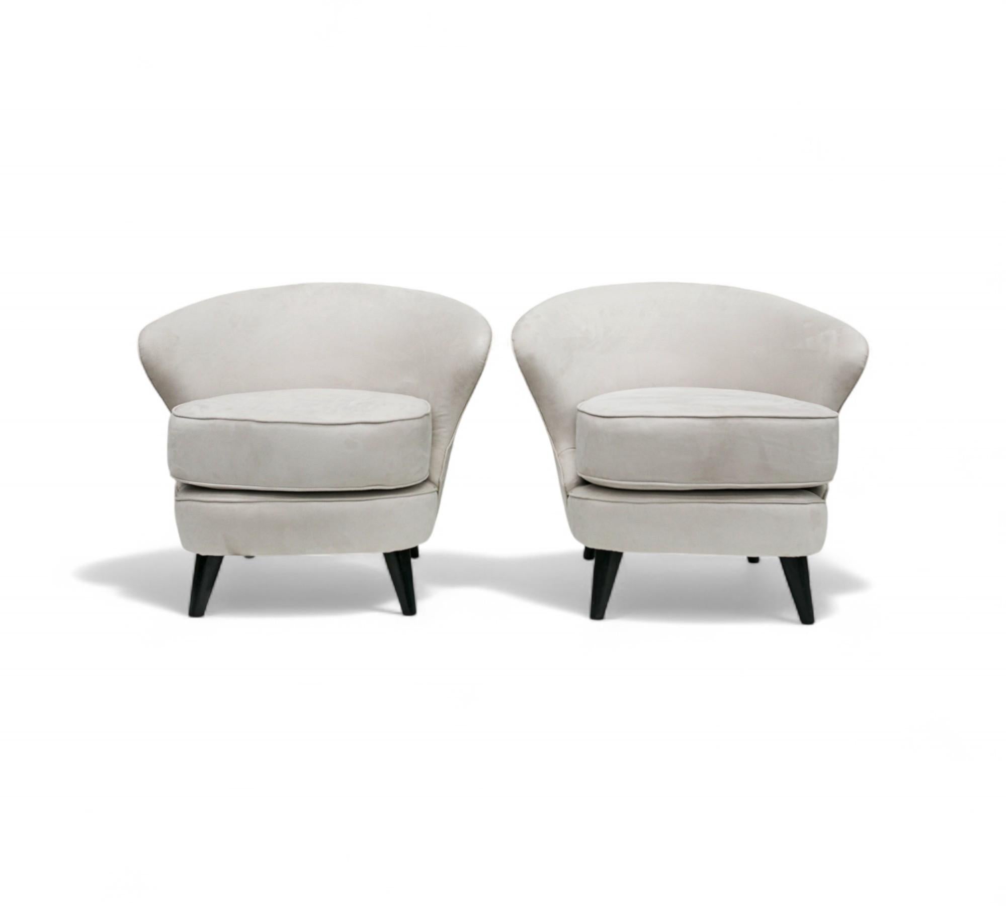 Disponible dès maintenant, cette paire de fauteuils modernes très brésiliens en bois dur et en daim gris, conçus par Joaquim Tenreiro dans les années 60, est magnifique !
 
Le modèle s'appelle 