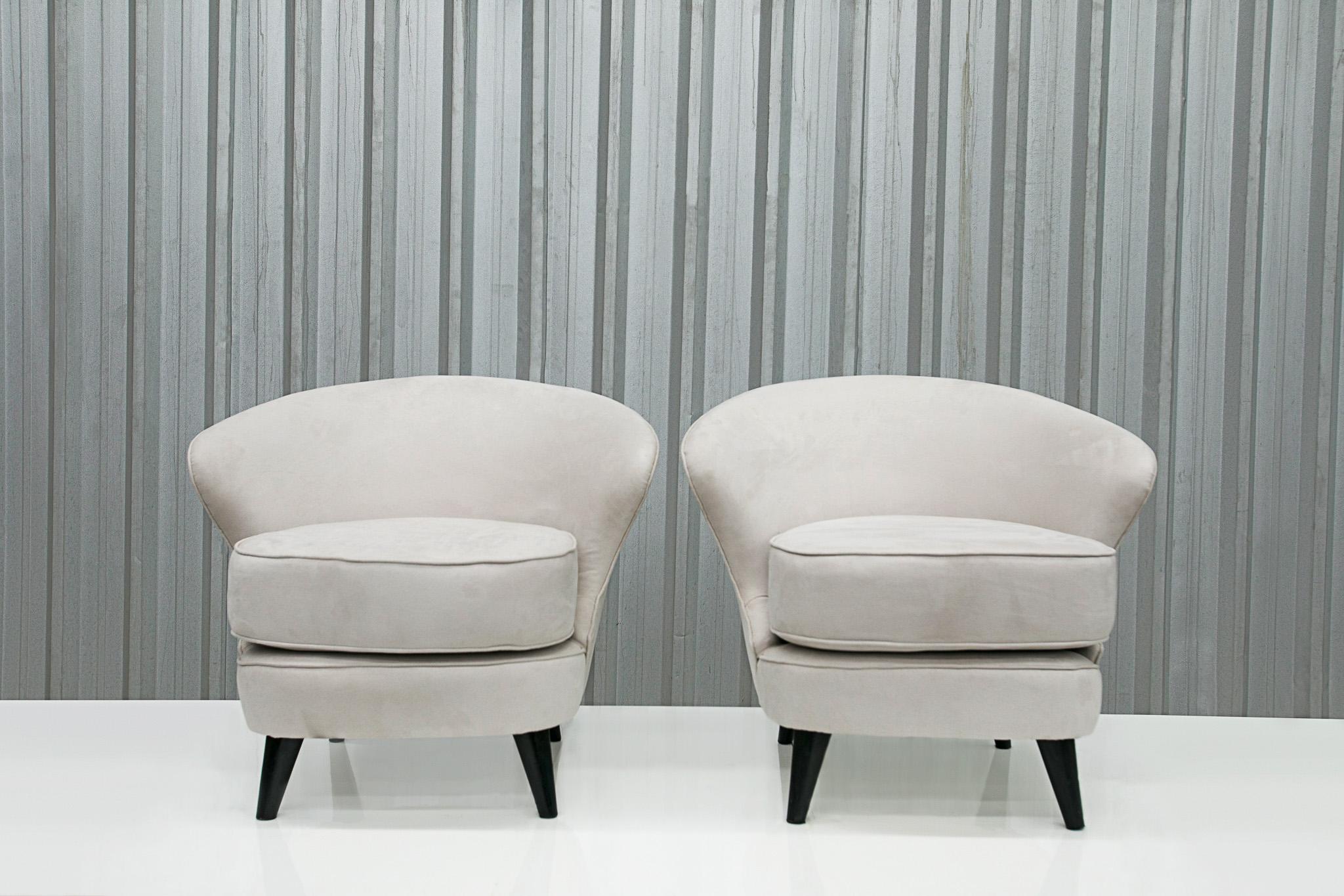 Moderne brasilianische Sessel aus Hartholz und grauem Samt von Joaquim Tenreiro, Brasilien (Handgeknüpft) im Angebot