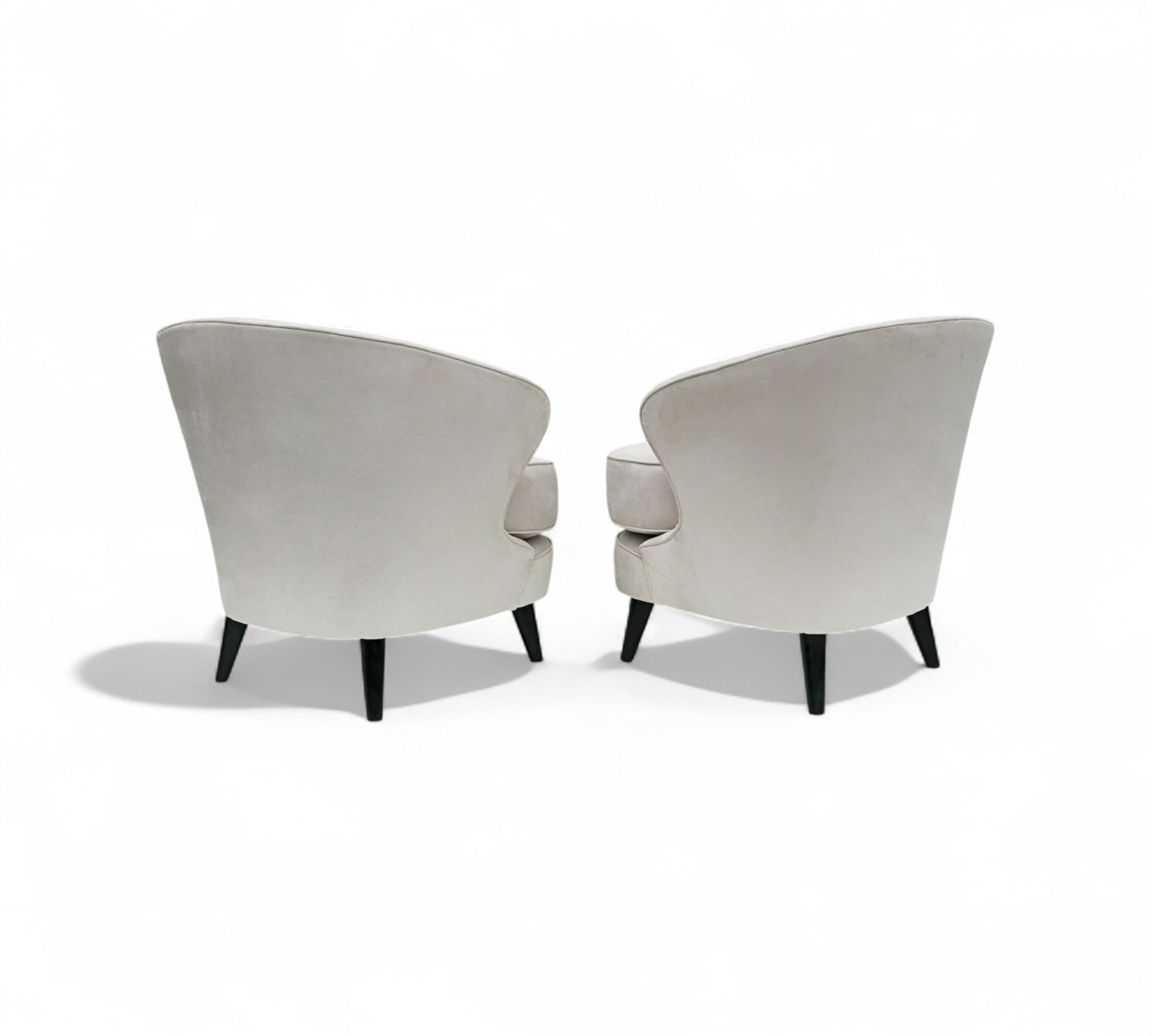 Brésilien Fauteuils modernes brésiliens en bois dur et velours gris par Joaquim Tenreiro Brazil en vente