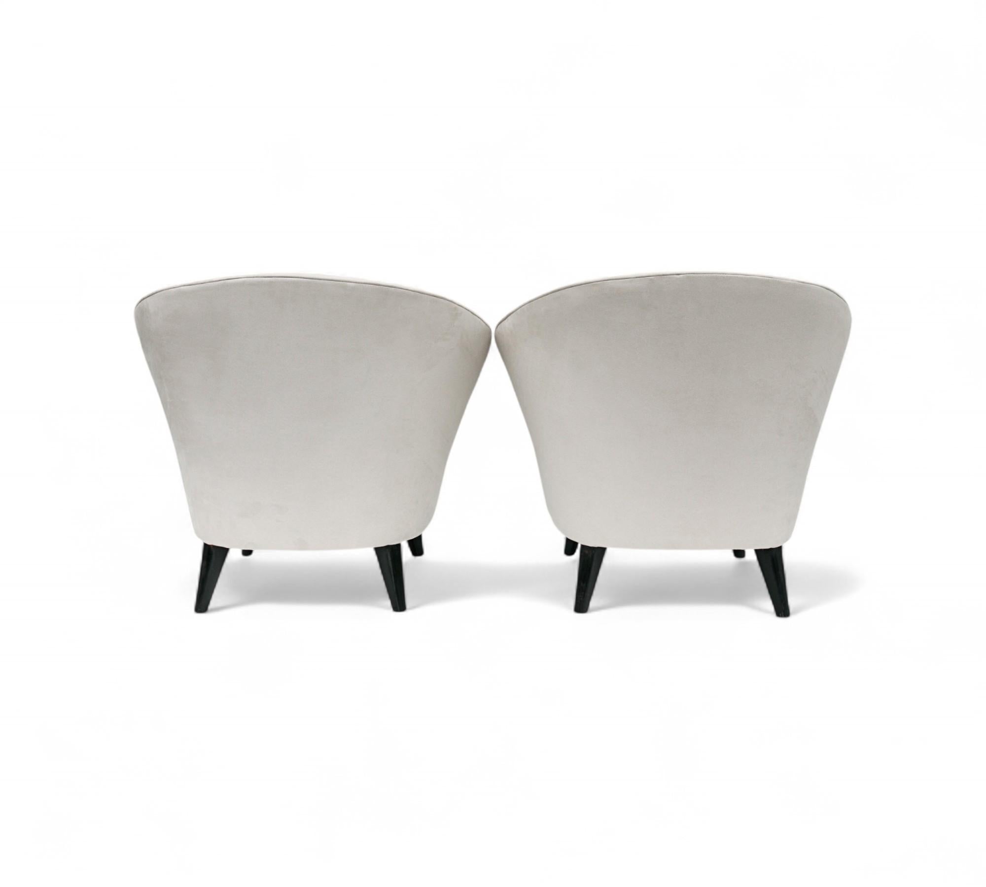 Fait main Fauteuils modernes brésiliens en bois dur et velours gris par Joaquim Tenreiro Brazil en vente