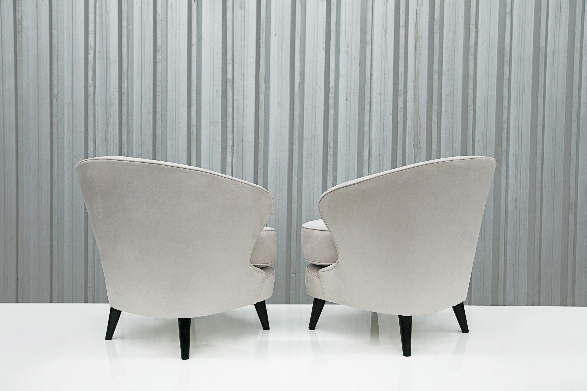 Moderne brasilianische Sessel aus Hartholz und grauem Samt von Joaquim Tenreiro, Brasilien im Zustand „Gut“ im Angebot in New York, NY
