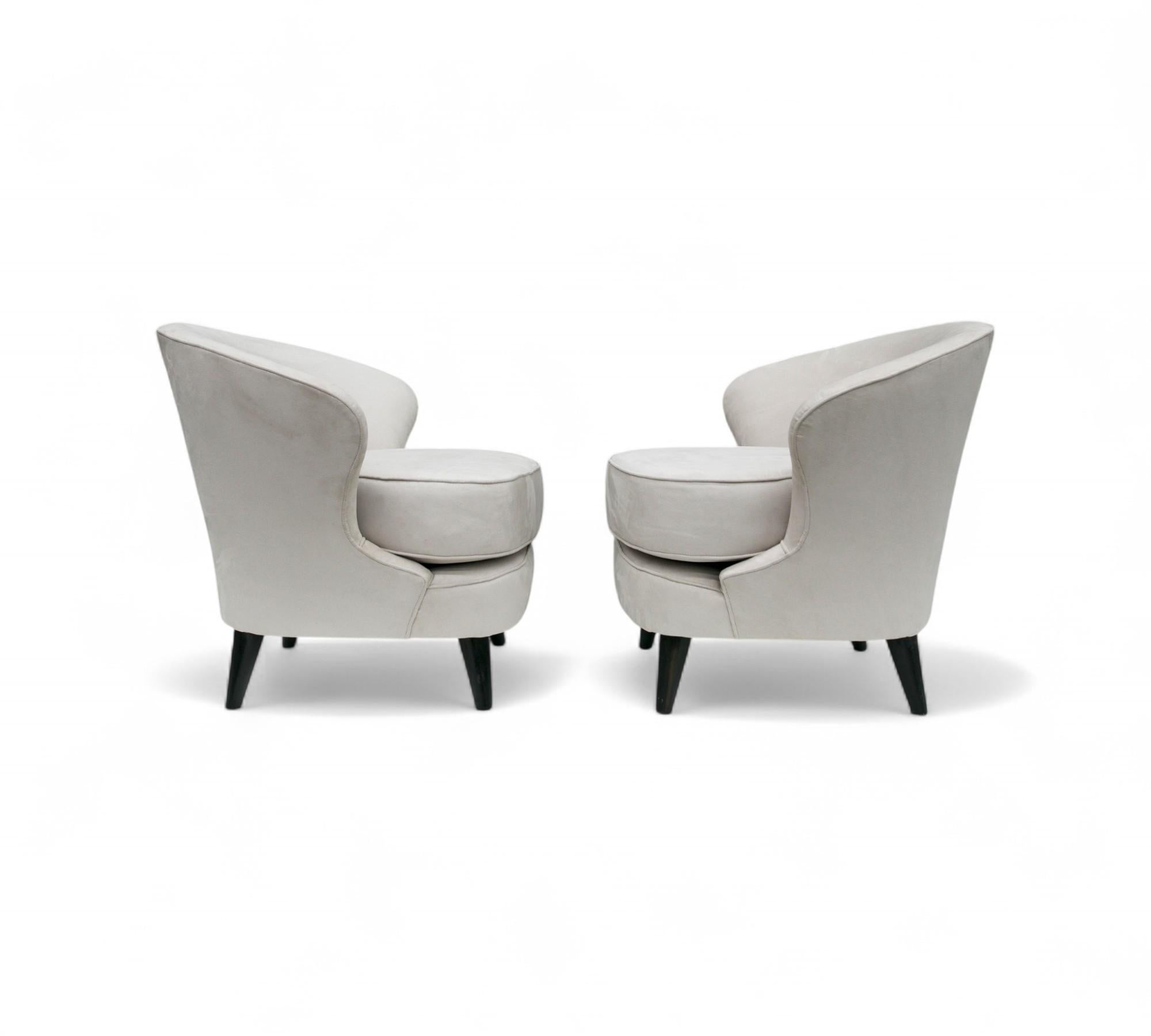 Fauteuils modernes brésiliens en bois dur et velours gris par Joaquim Tenreiro Brazil Bon état - En vente à New York, NY
