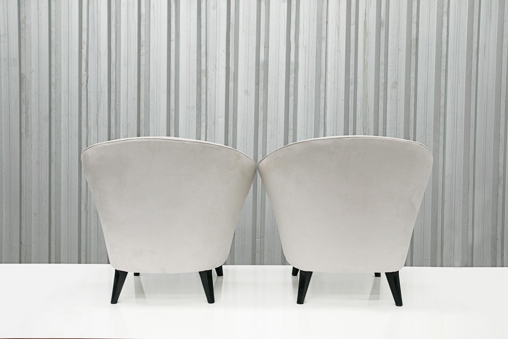 Moderne brasilianische Sessel aus Hartholz und grauem Samt von Joaquim Tenreiro, Brasilien (20. Jahrhundert) im Angebot