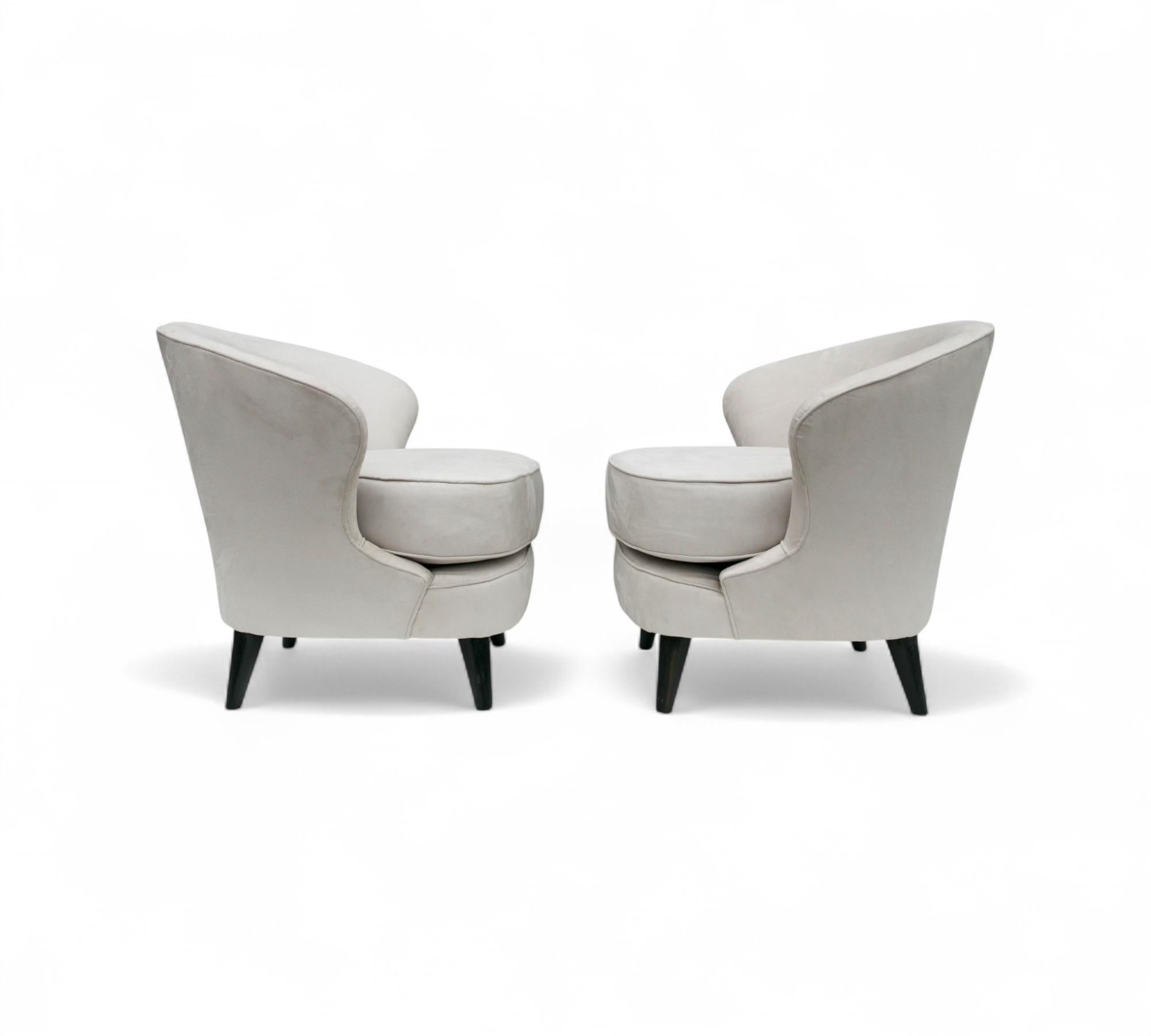 20ième siècle Fauteuils modernes brésiliens en bois dur et velours gris par Joaquim Tenreiro Brazil en vente
