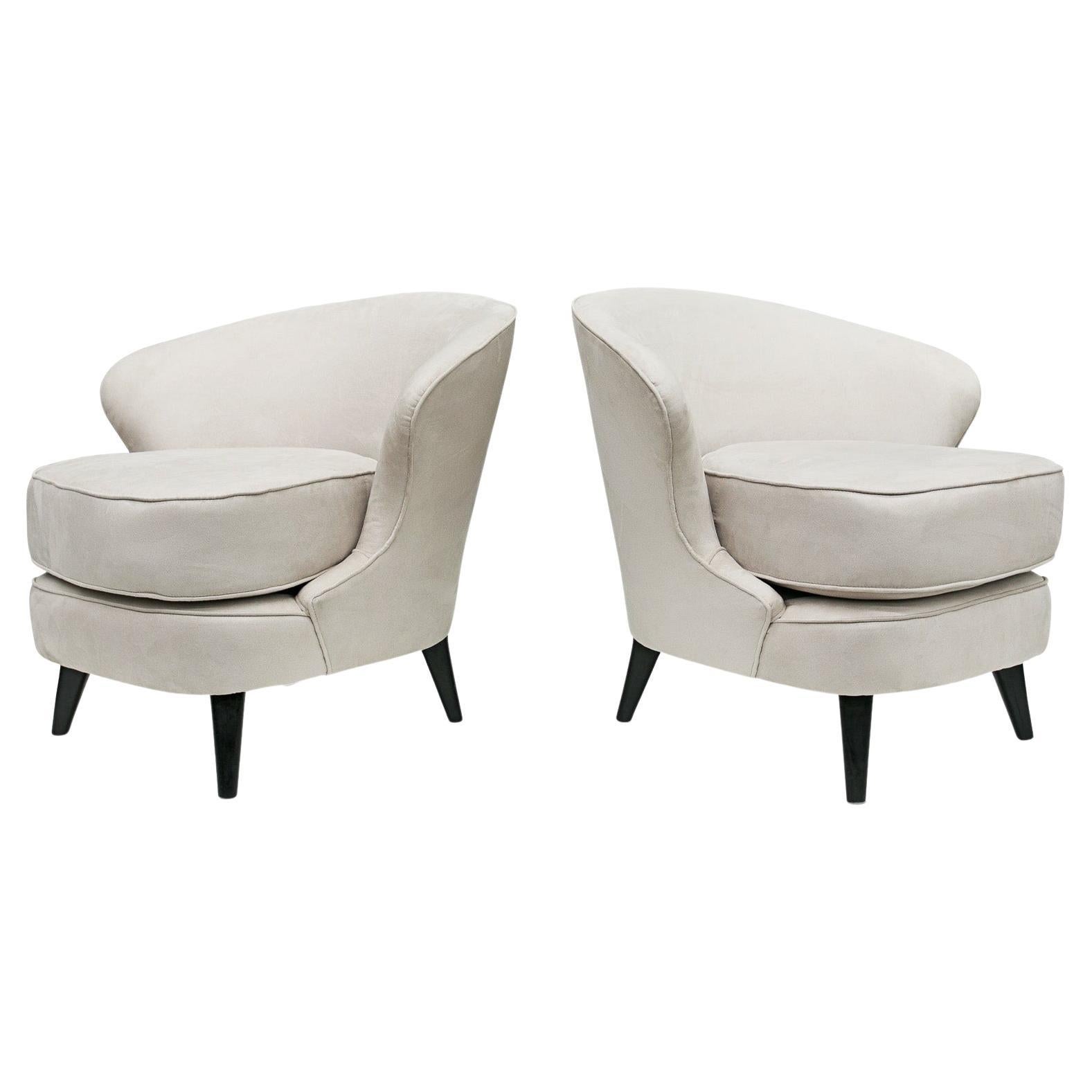 Dieses sehr moderne brasilianische Sesselpaar aus Hartholz und grauem Wildleder, das Joaquim Tenreiro in den sechziger Jahren entwarf, ist jetzt erhältlich. Es ist wunderschön!
 
Das Modell heißt 