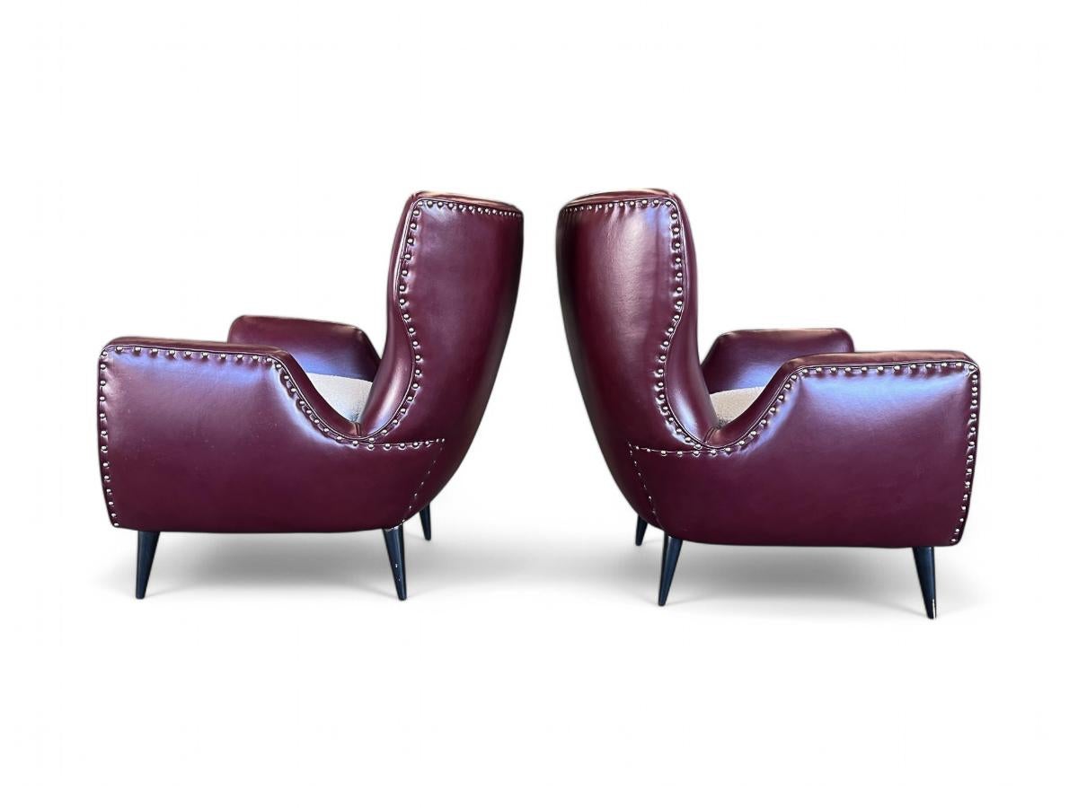 Available today, this iconic Brazilian Modern Armchairs by Carlo Hauner, 1950s is nothing less than visual treat.

This armchair set is crafted from hardwood, leather, and boucle. Featuring elegantly curved arms and four slender wooden legs, these