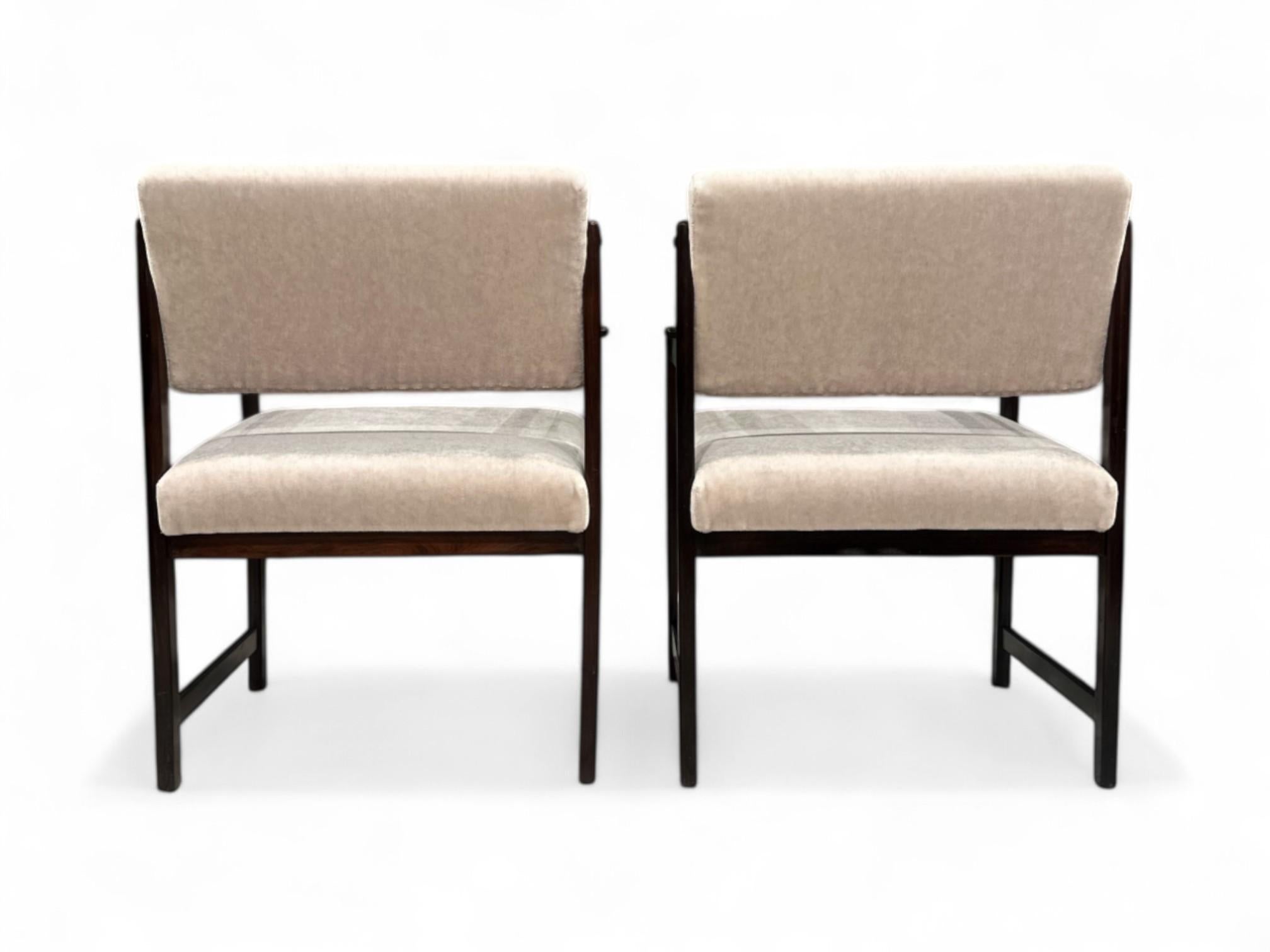 Brazilian Modern Armchairs in Hardwood & Mohair, Jorge Jabour, Brazil 1960s For Sale 4