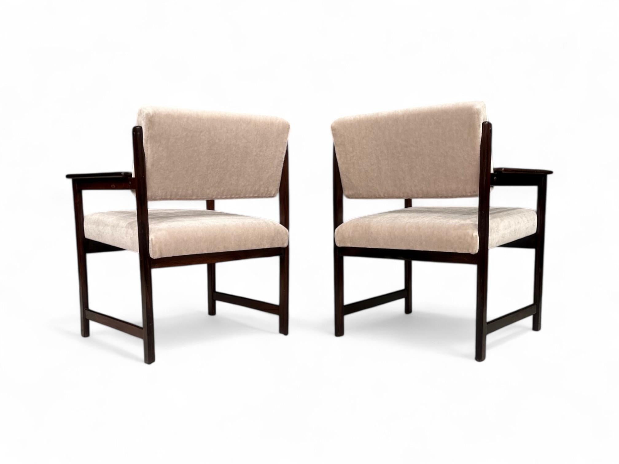 Brazilian Modern Armchairs in Hardwood & Mohair, Jorge Jabour, Brazil 1960s For Sale 6