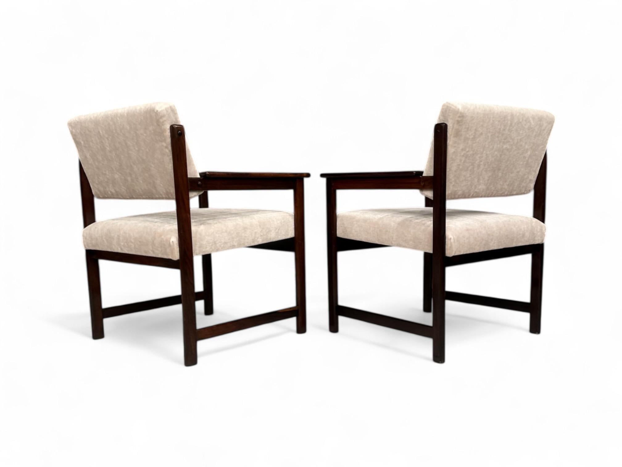Brazilian Modern Armchairs in Hardwood & Mohair, Jorge Jabour, Brazil 1960s For Sale 8