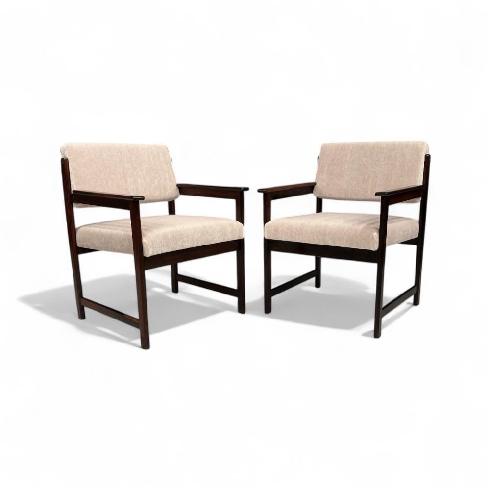 Brazilian Modern Armchairs in Hardwood & Mohair, Jorge Jabour, Brazil 1960s For Sale 10