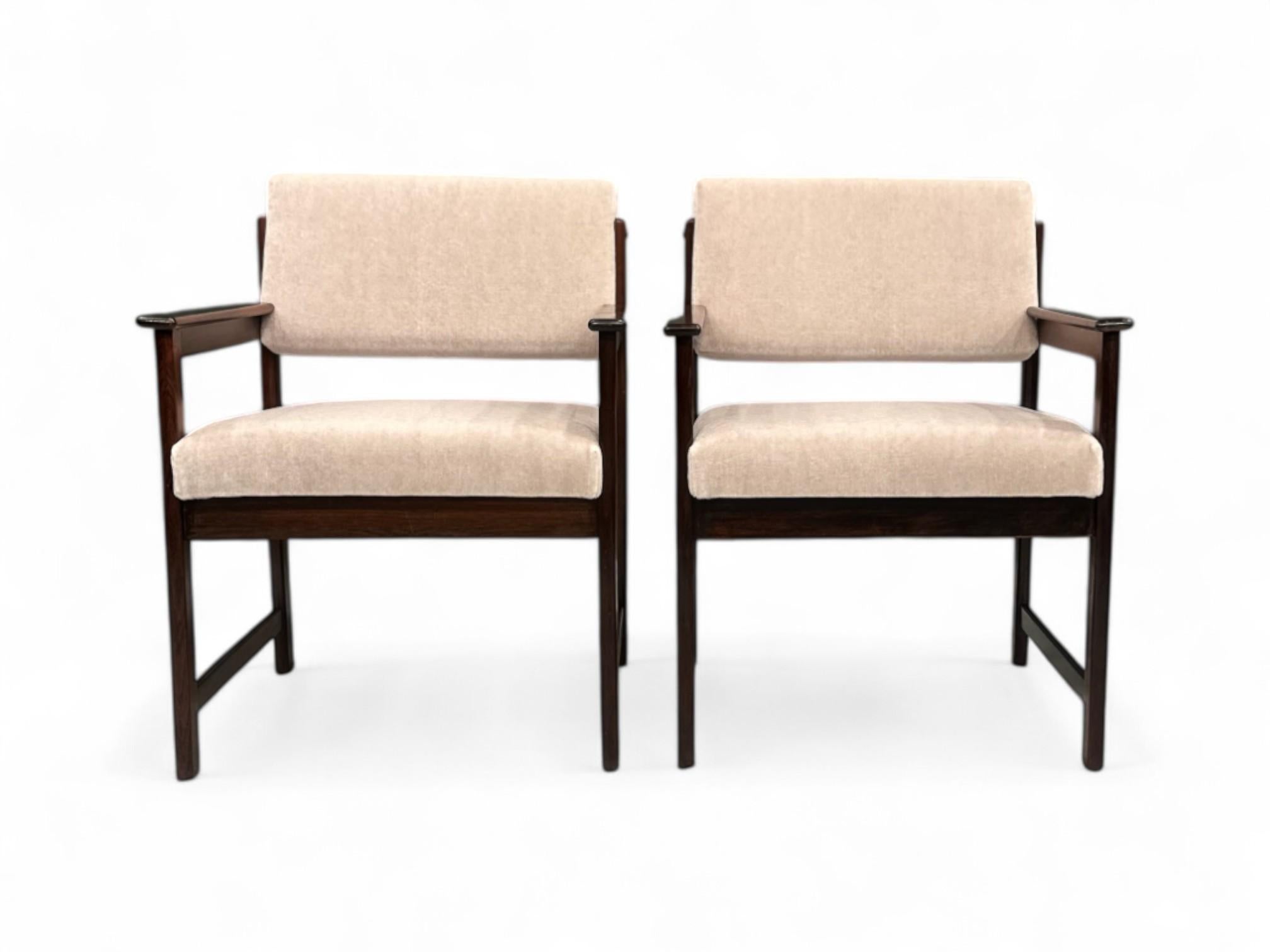 Brazilian Modern Armchairs in Hardwood & Mohair, Jorge Jabour, Brazil 1960s In Good Condition For Sale In New York, NY