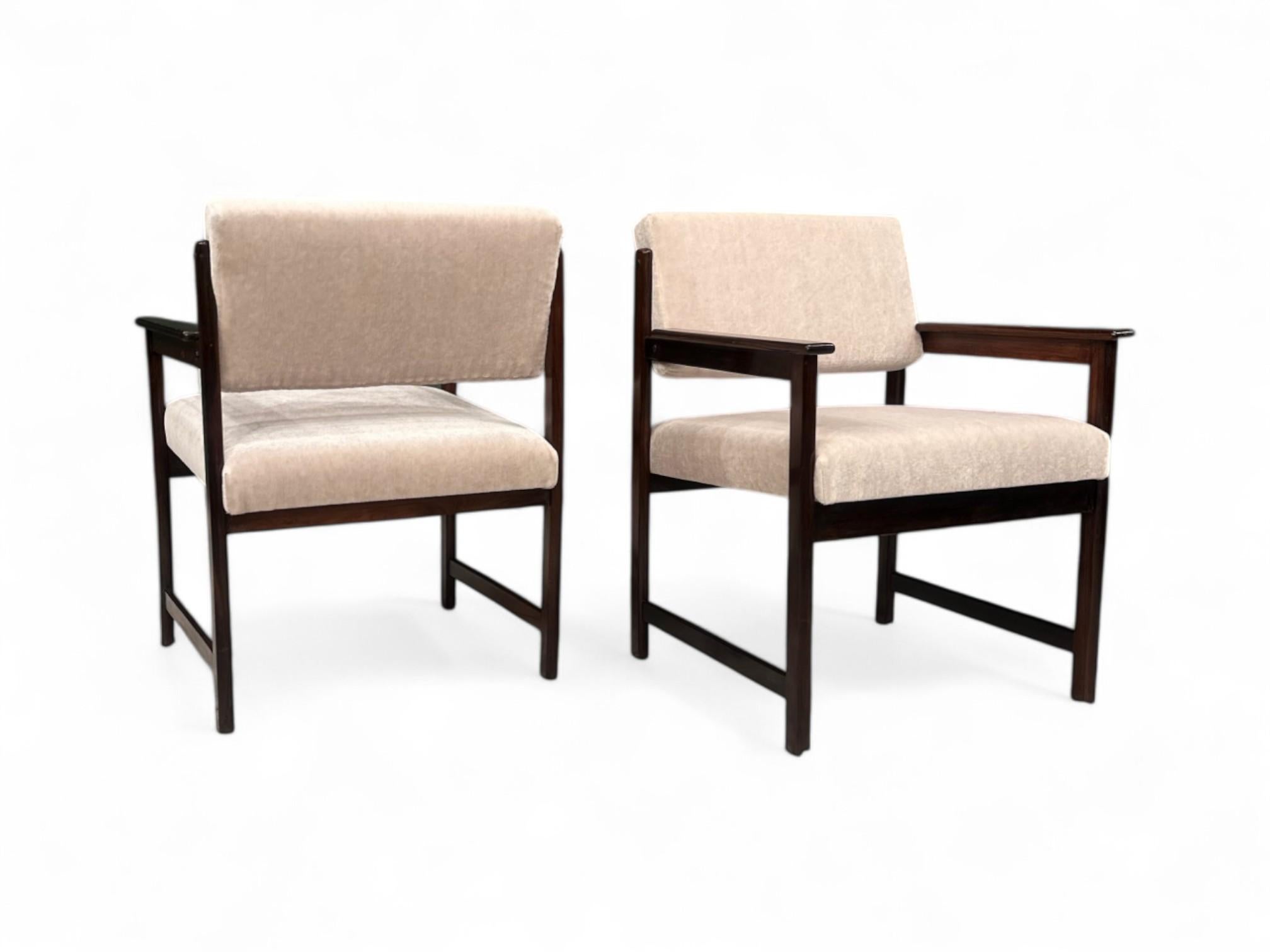 20th Century Brazilian Modern Armchairs in Hardwood & Mohair, Jorge Jabour, Brazil 1960s For Sale