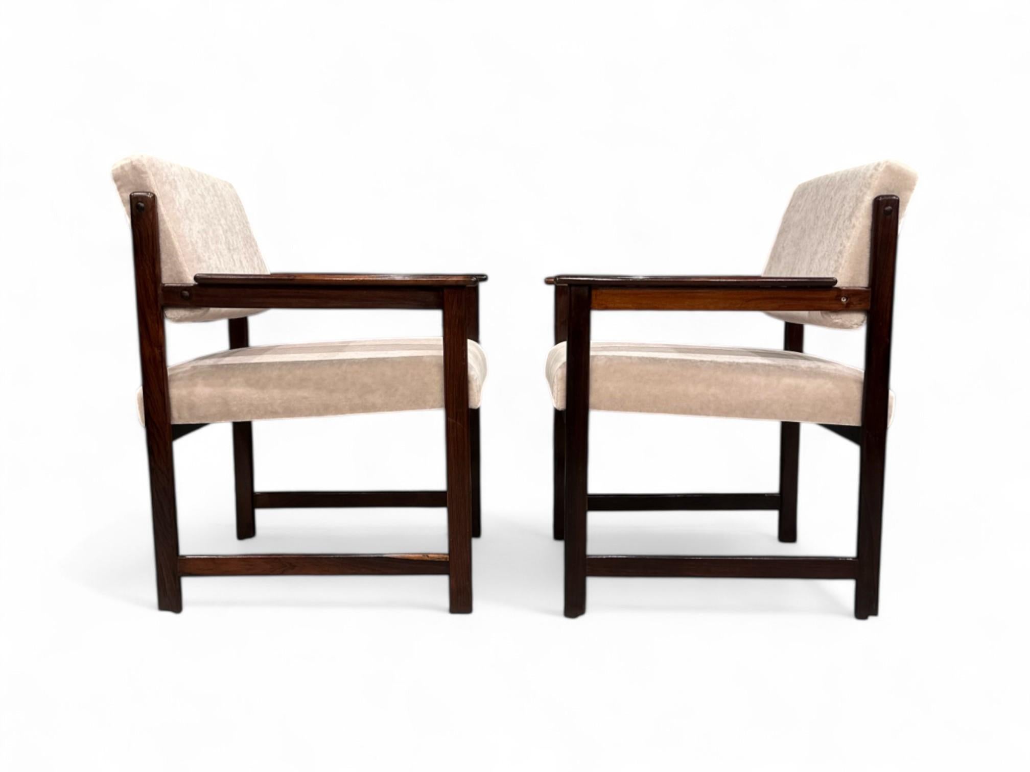 Brazilian Modern Armchairs in Hardwood & Mohair, Jorge Jabour, Brazil 1960s For Sale 2