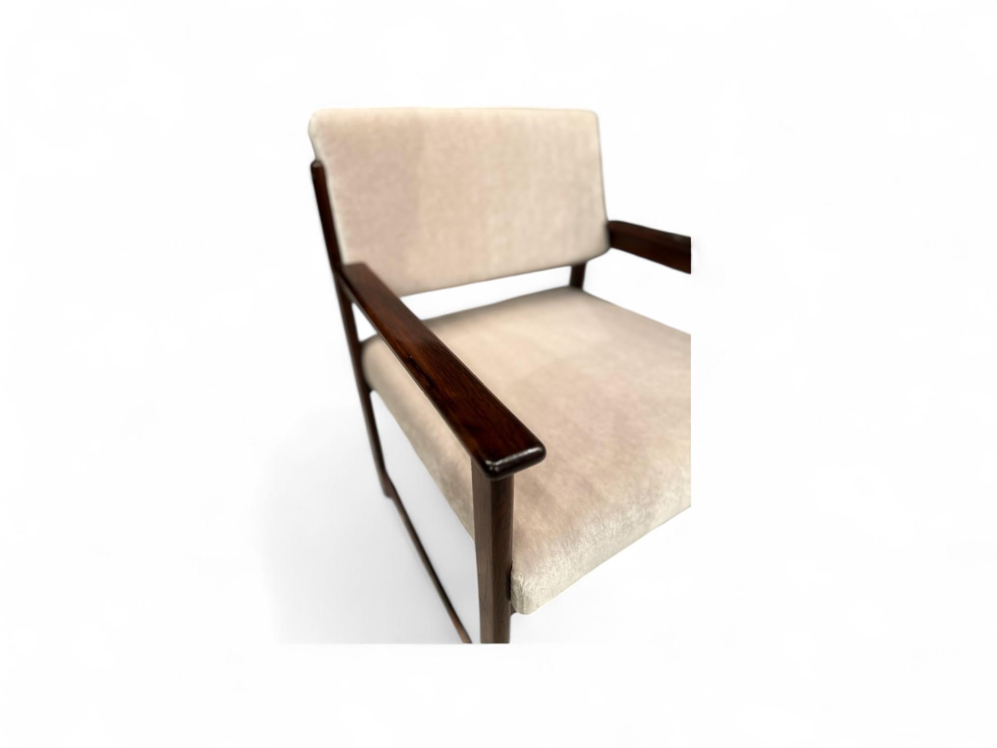 Brazilian Modern Armchairs in Hardwood & Mohair, Jorge Jabour, Brazil 1960s For Sale 3