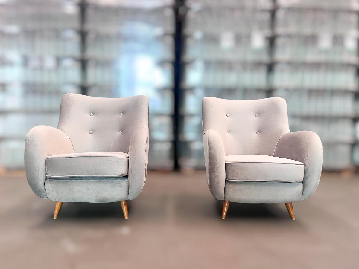 Disponible aujourd'hui, cette paire de fauteuils brésiliens modernes en bois dur et en daim, conçus par Giuseppe Scapinelli au Brésil dans les années 1950, est tout simplement splendide.

L'ensemble est doté d'une structure en bois dur (entièrement