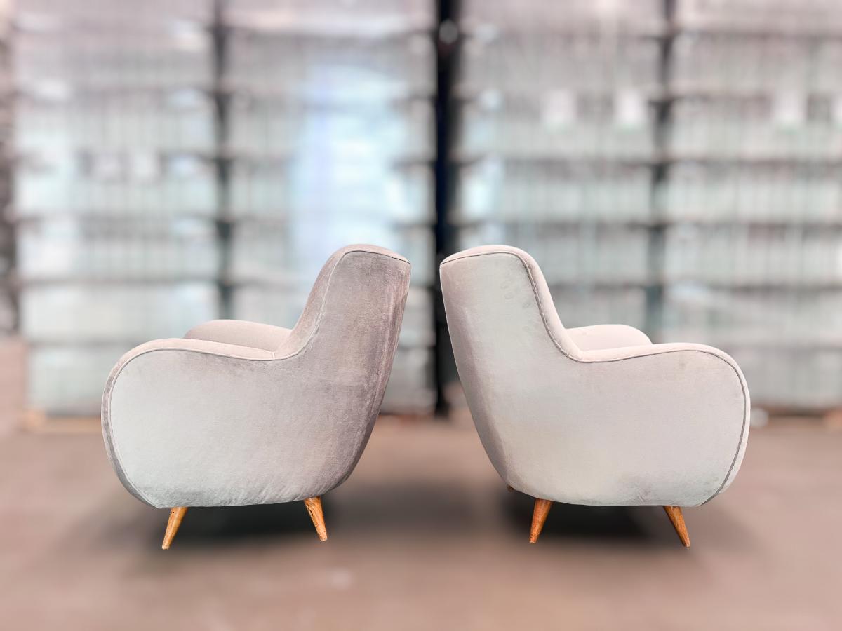 Fait main Fauteuils Modernes brésiliens en bois dur et Ultra suede, Giuseppe Scapinelli, 1950s en vente