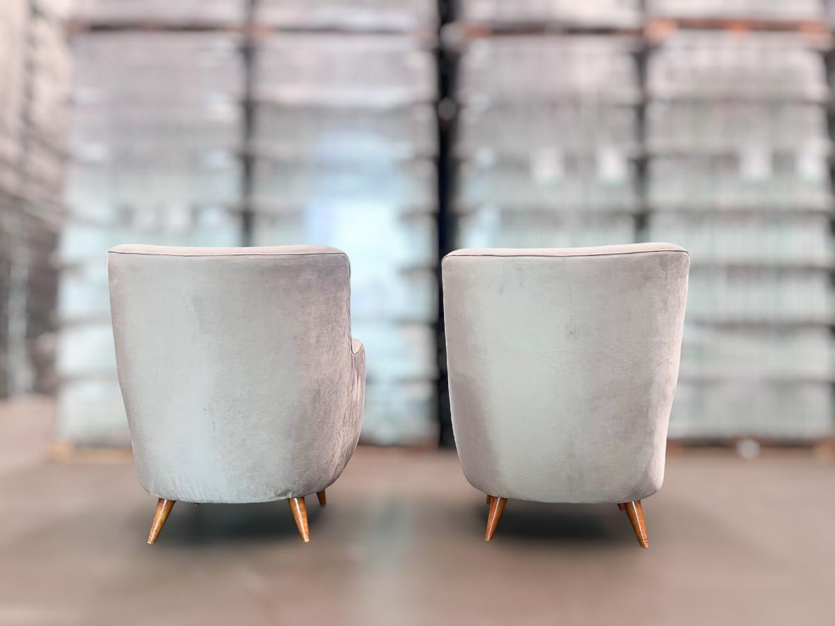 Fauteuils Modernes brésiliens en bois dur et Ultra suede, Giuseppe Scapinelli, 1950s Bon état - En vente à New York, NY