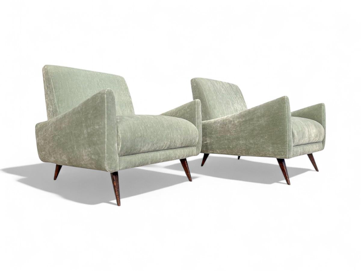 Brazilian Modern Armchairs in Hardwood & Velvet Att. to Jorge Zalszupin, 1960s en vente 2