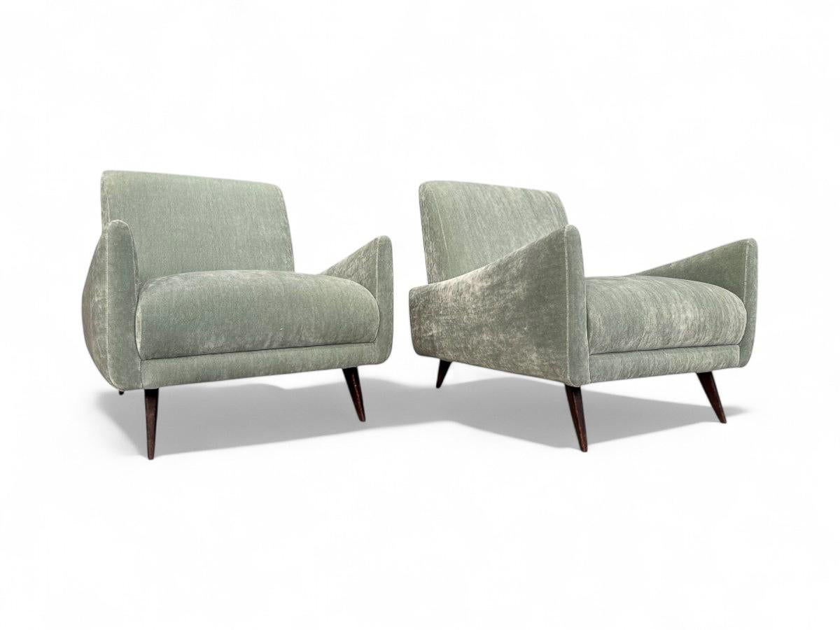 Brésilien Brazilian Modern Armchairs in Hardwood & Velvet Att. to Jorge Zalszupin, 1960s en vente