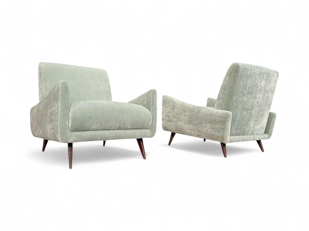 Brazilian Modern Armchairs in Hardwood & Velvet Att. to Jorge Zalszupin, 1960s Bon état - En vente à New York, NY