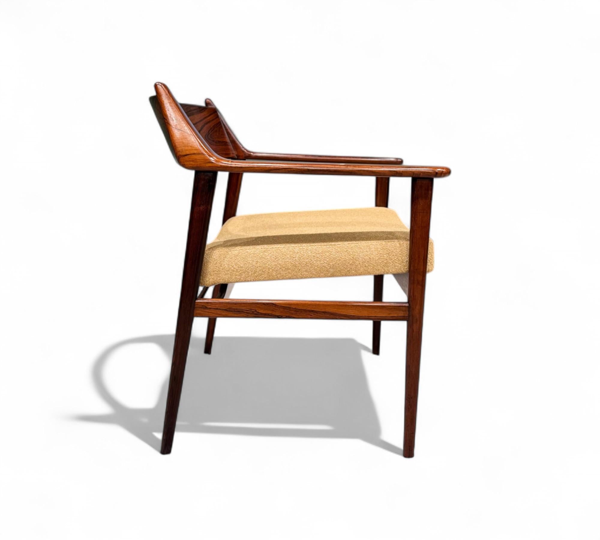 Available today, these beautiful chairs with armrests were designed by Jorge Jabour for Cantù Móveis e Interiores Ltda. in the 1960s. Each chair features a structure entirely made in Brazilian rosewood, known as Jacaranda and has a cushion in a