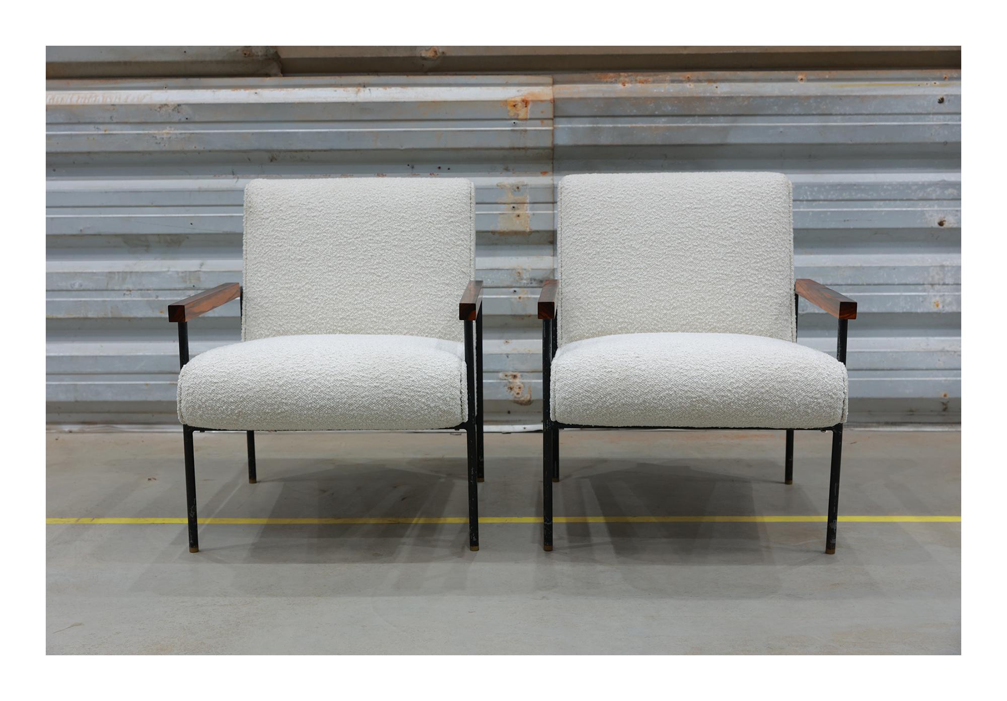 Disponibles aujourd'hui, ces fauteuils Brazilian Modern conçus par Geraldo de Barros ne sont rien moins que magnifiques. 

Ces fauteuils intemporels ont été conçus par Geraldo de Barros pour sa propre entreprise Unilabor dans les années 1950. Il