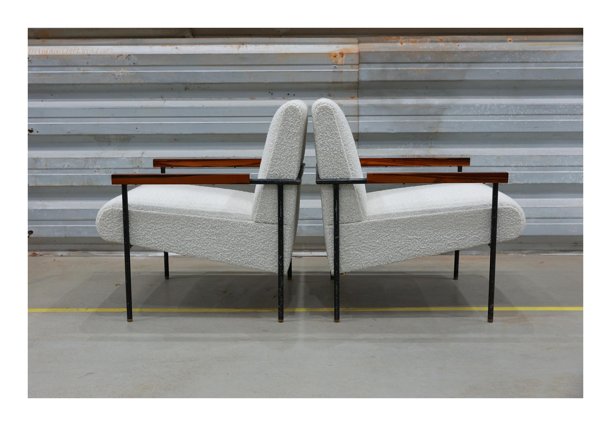 Mid-Century Modern Brazilian Modern Armchairs in Metal, Hardwood & Boucle, Geraldo de Barros For Sale