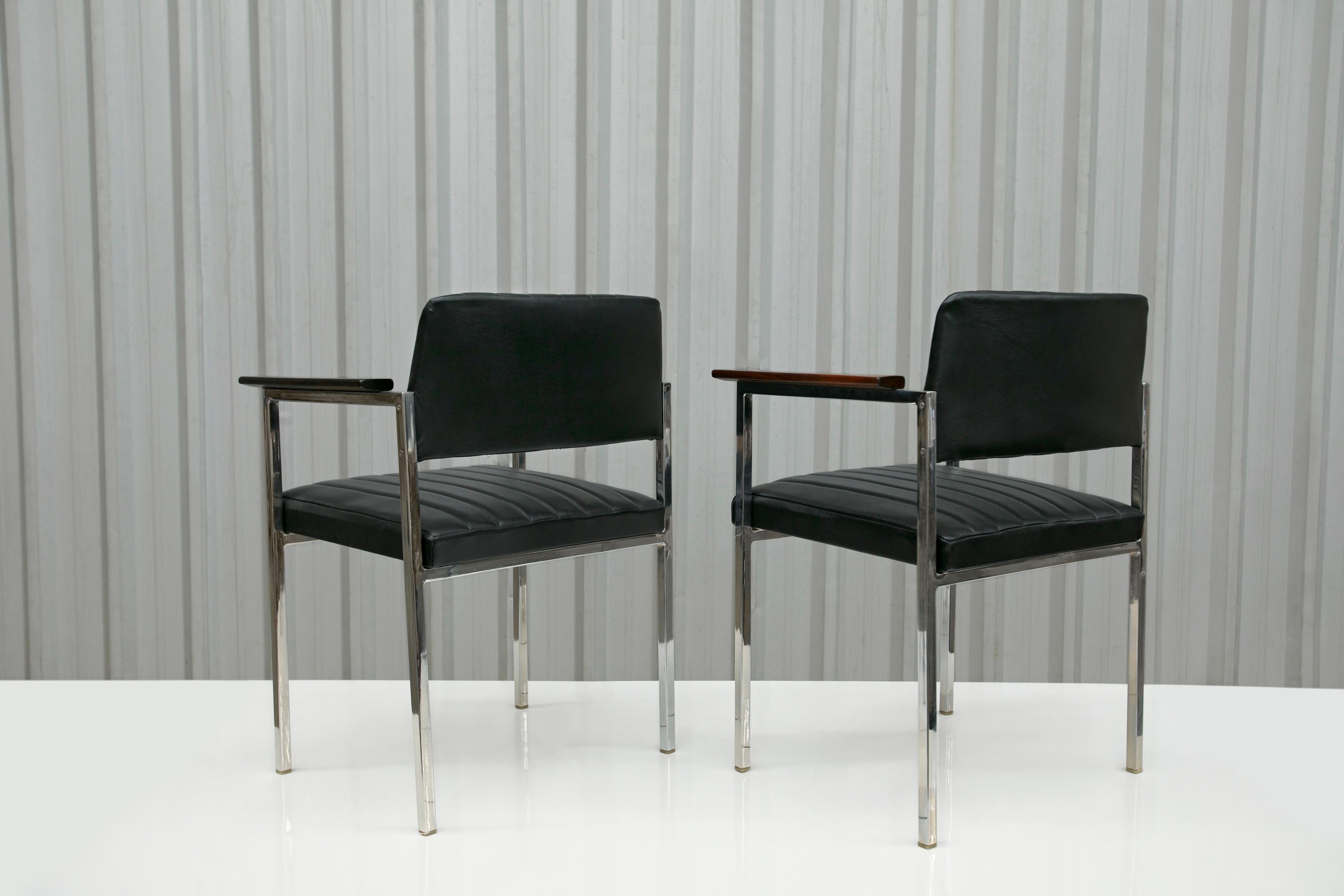 Brasilianische moderne Sessel aus Stahl, Leder und Holz Unknown, 1960er Jahre, Brasilien (Metallarbeit) im Angebot
