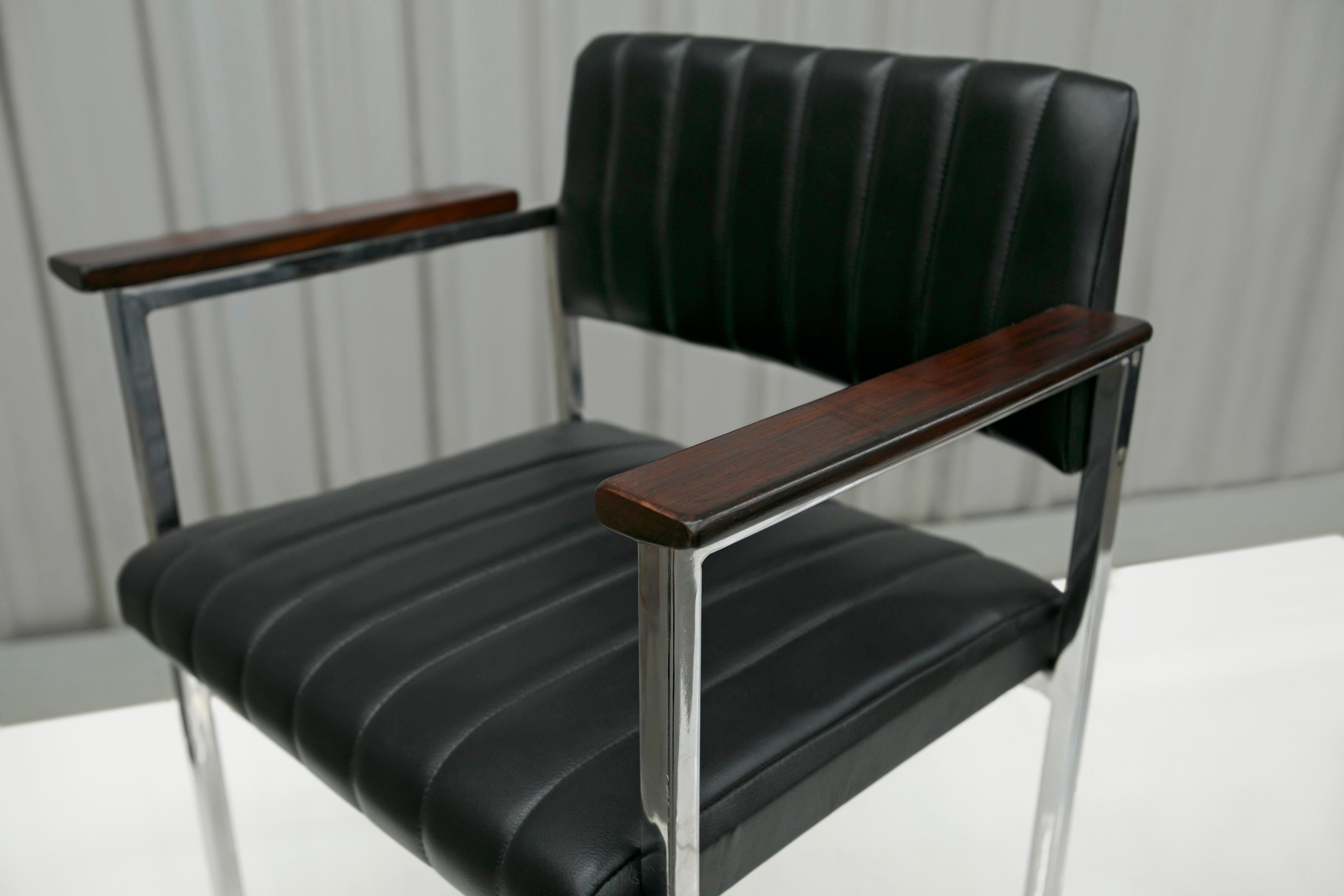 Brasilianische moderne Sessel aus Stahl, Leder und Holz Unknown, 1960er Jahre, Brasilien (Metall) im Angebot